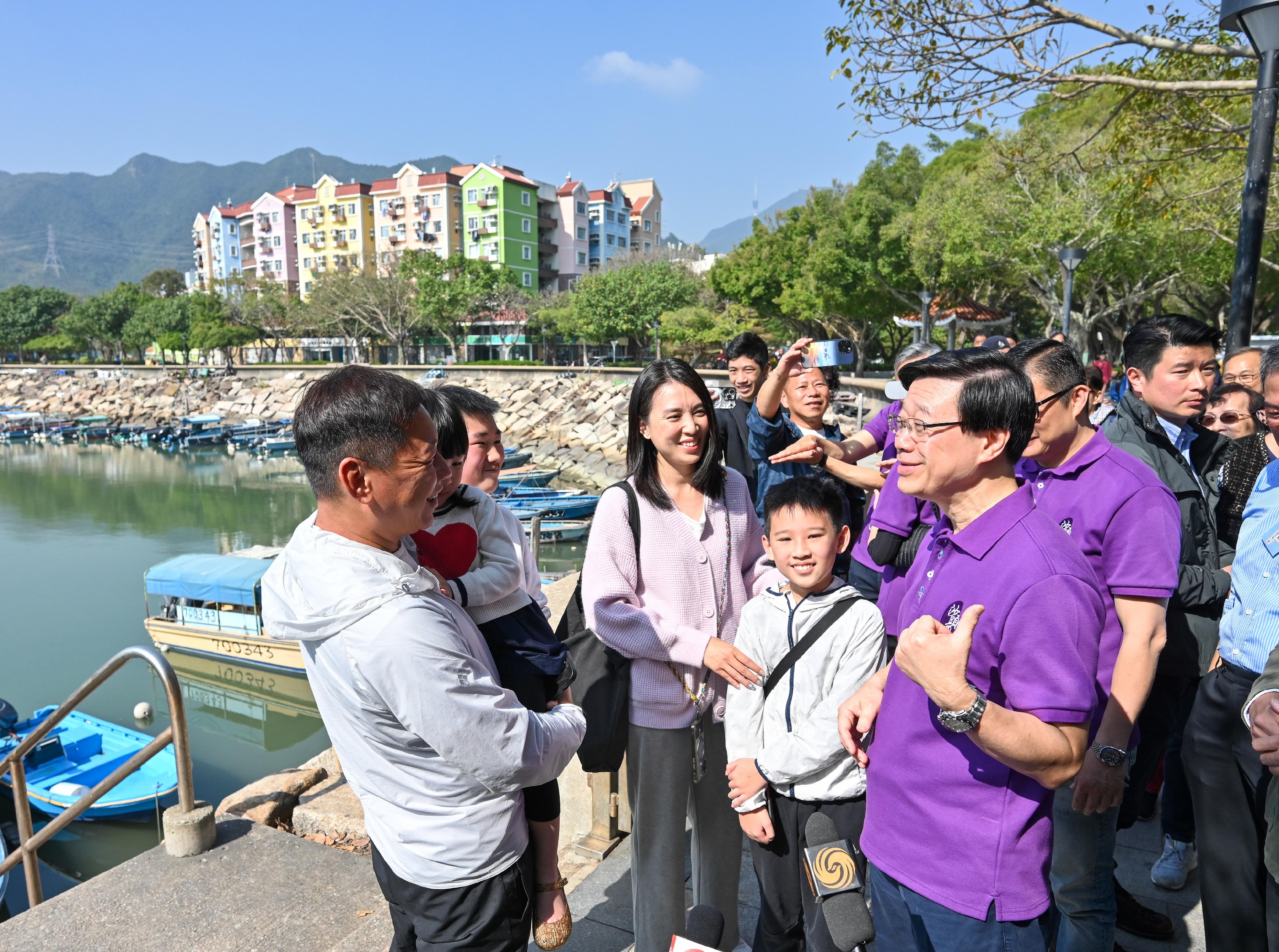 The Chief Executive, Mr John Lee, officiated at the Second Phase Opening-up of Sha Tau Kok Launching Ceremony today (January 6). Photo shows Mr Lee (third right) chatting with members of the public. 
