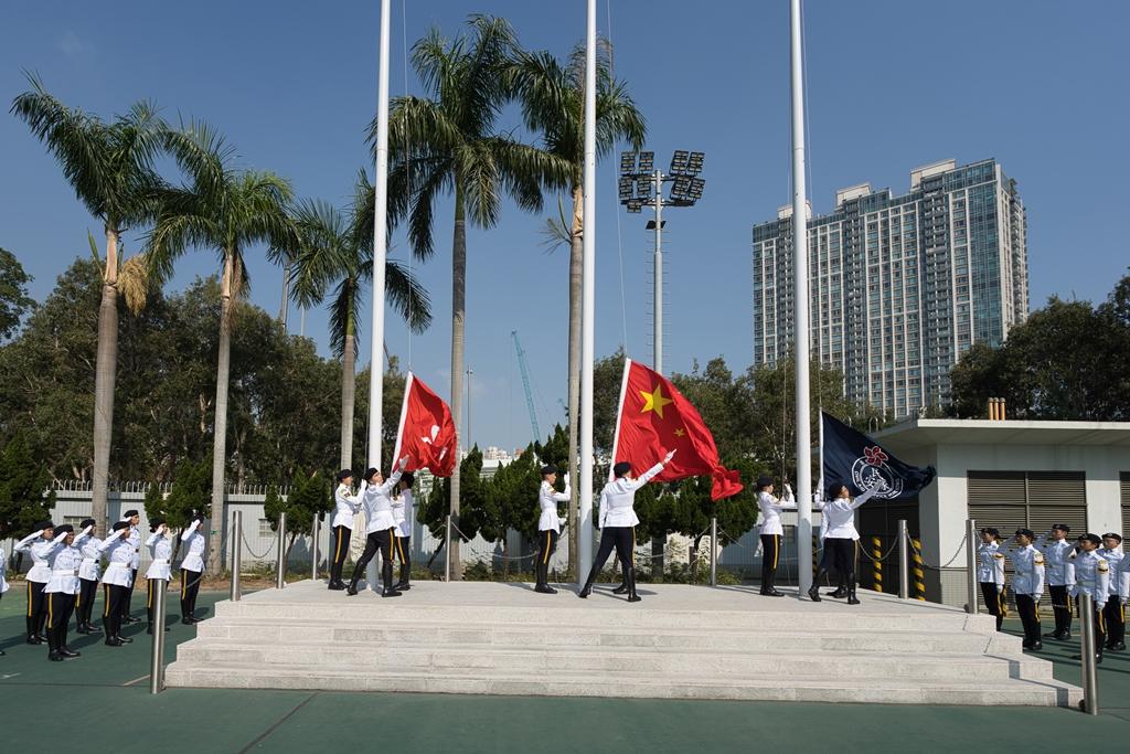 民众安全服务队少年团今日（一月六日）举行第140届新团员结业会操。图示少年团仪仗队进行升旗仪式。