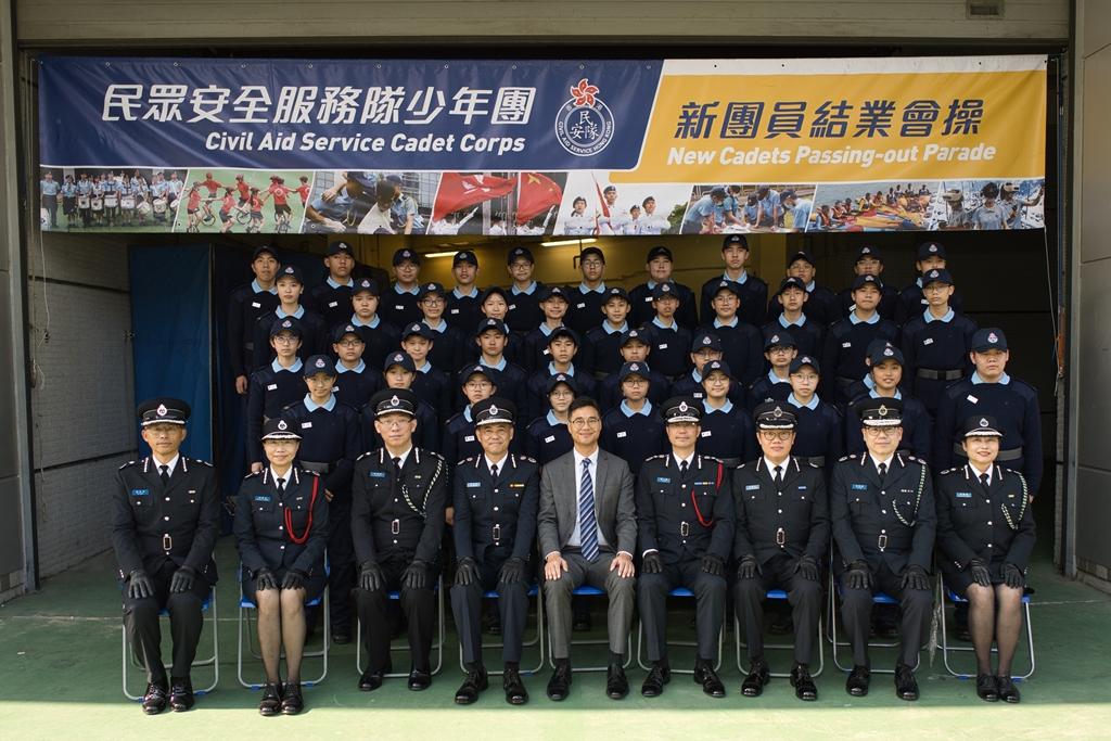 民眾安全服務隊少年團今日（一月六日）舉行第140屆新團員結業會操。圖示嘉賓與新少年團員合照。