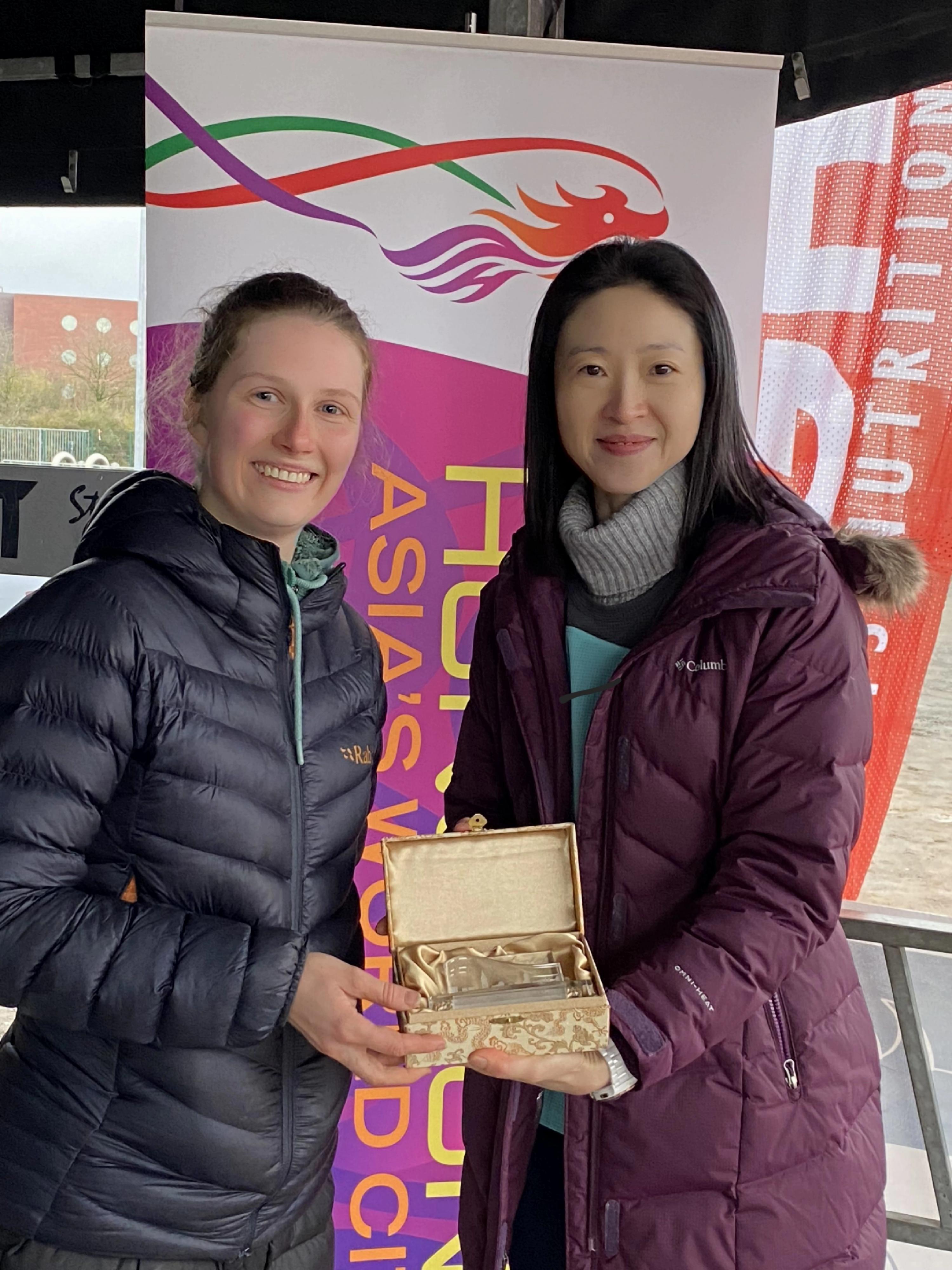 Assistant Representative of the Hong Kong Economic and Trade Office in Brussels, Miss Annie Loong (right) presented a Hong Kong special prize at the 2024 Run & Bike event held in Vilvoorde, Belgium on January 6 (Brussels time).