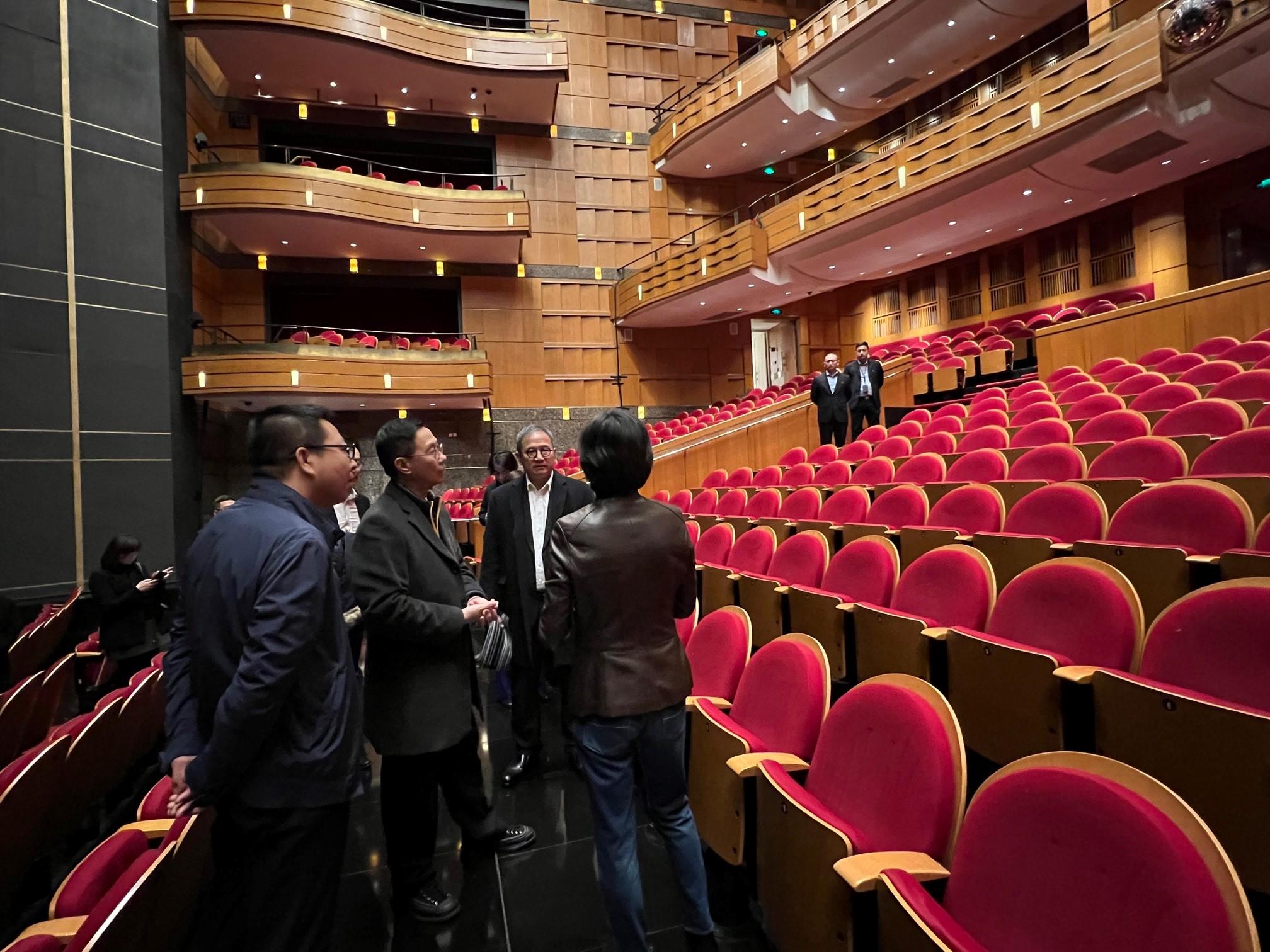 文化体育及旅游局局长杨润雄（左二）今日（一月八日）参观上海大剧院，了解当地为演艺团体提供的场地和设施配套。文化体育及旅游局常任秘书长黄智祖（左三）亦有随行。