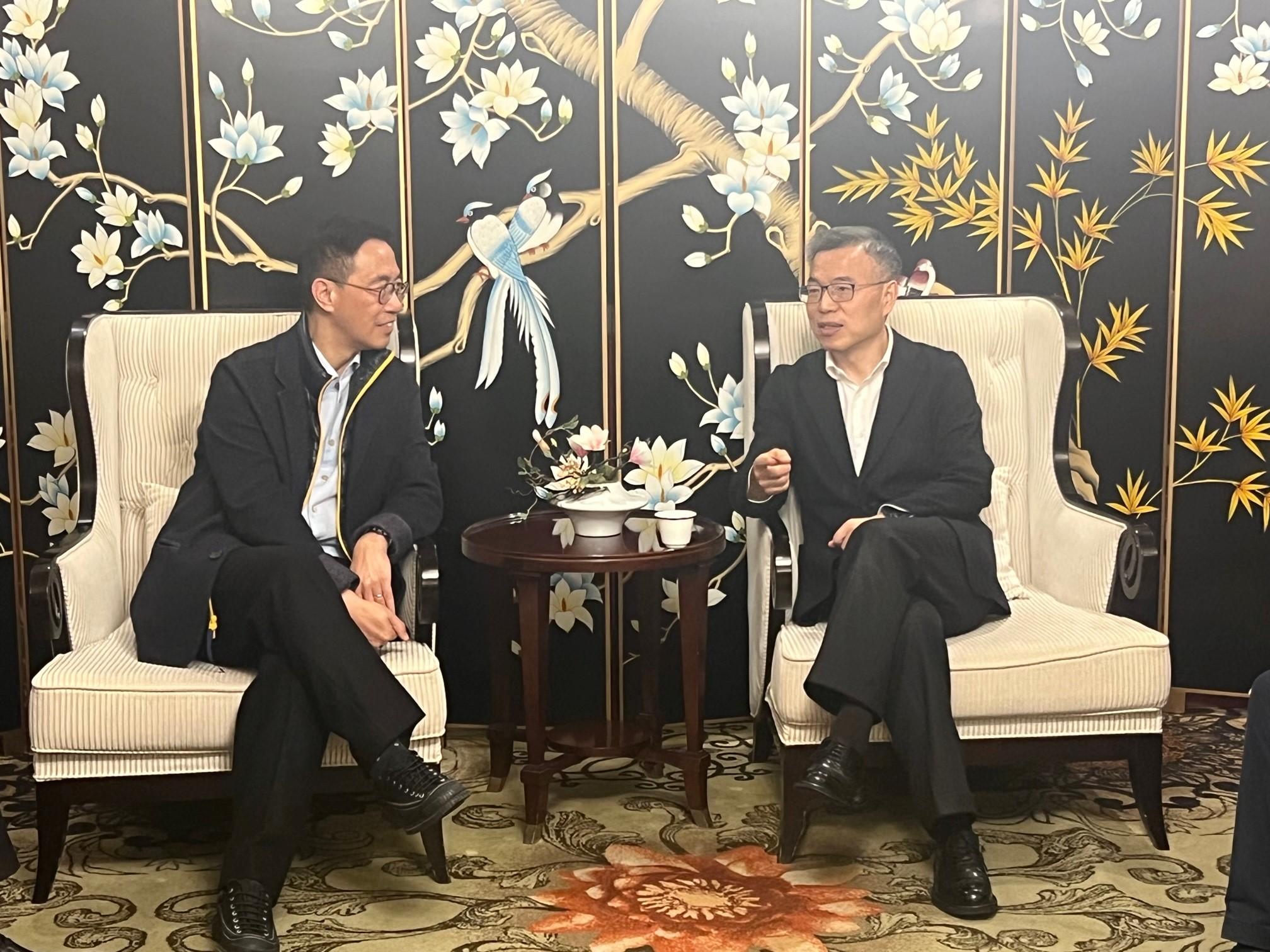 文化体育及旅游局局长杨润雄（左）今日（一月八日）在上海与上海市文化和旅游局局长方世忠（右）会面，就两地的文化和旅游发展进行交流。