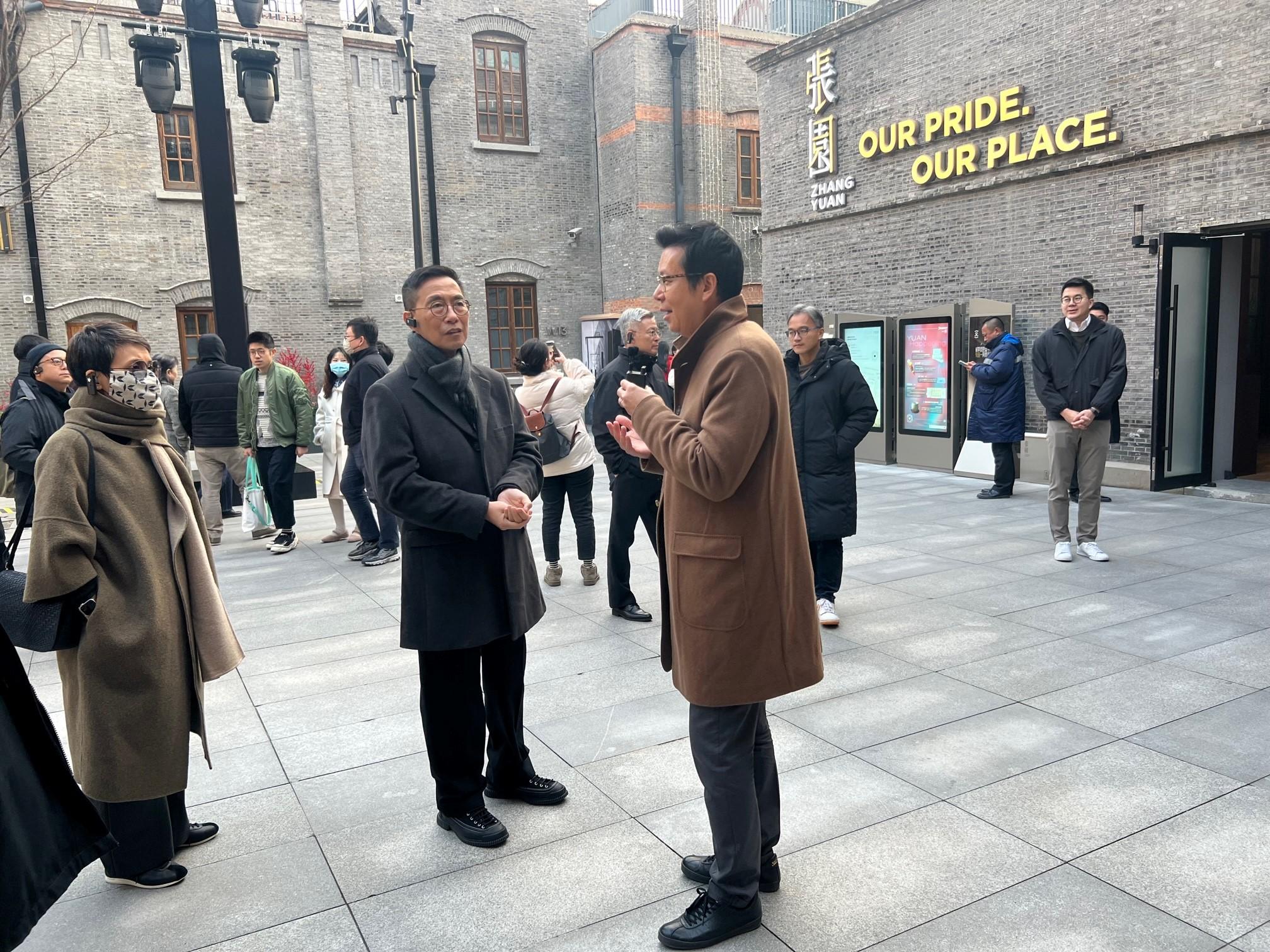 The Secretary for Culture, Sports and Tourism, Mr Kevin Yeung (second left), visited Zhangyuan in Shanghai yesterday (January 7) to learn about how revitalisation and incorporation of commercial elements could bring vibrancy to urban projects.