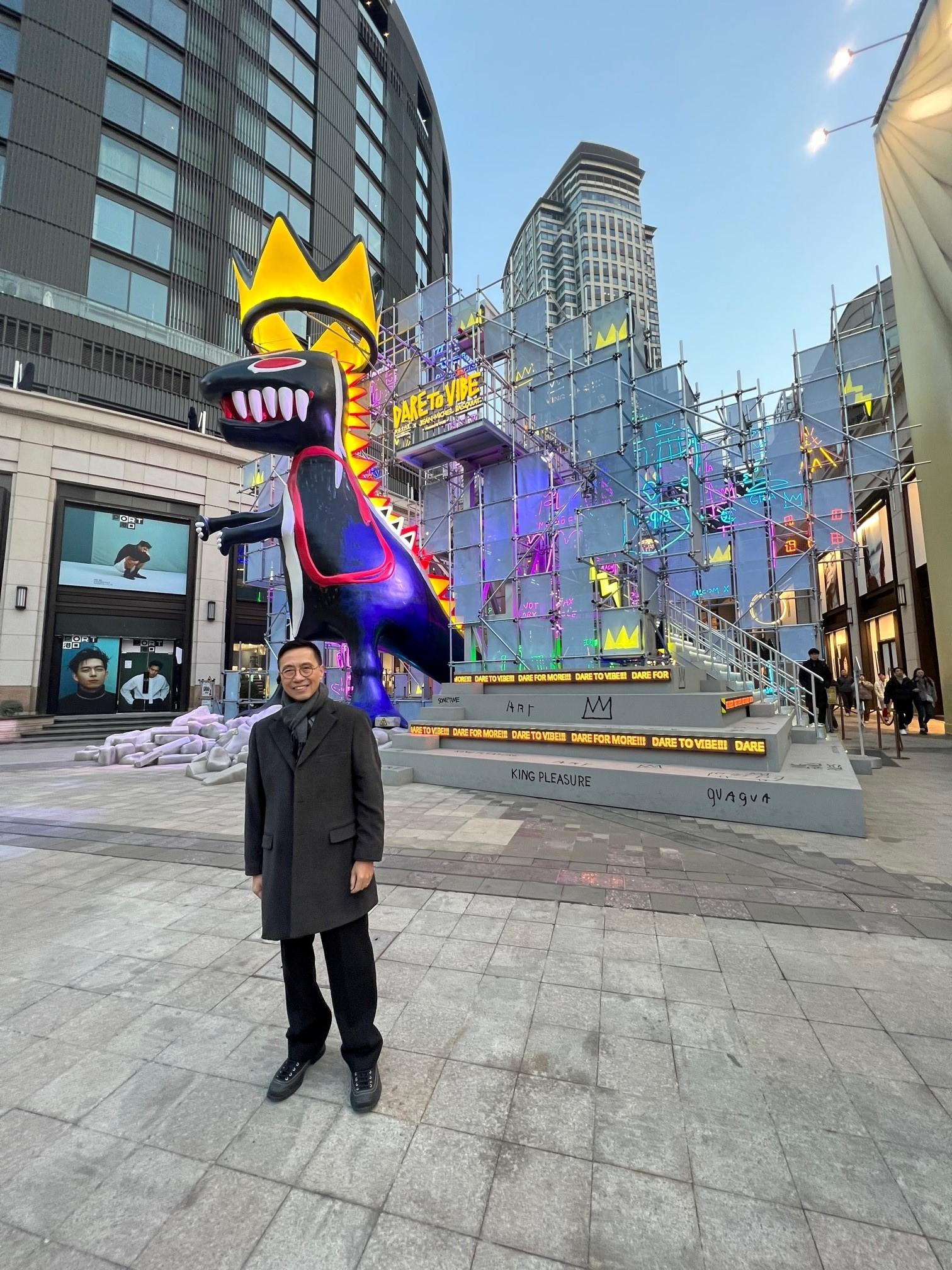 The Secretary for Culture, Sports and Tourism, Mr Kevin Yeung, viewed public art installations in Shanghai yesterday (January 7).