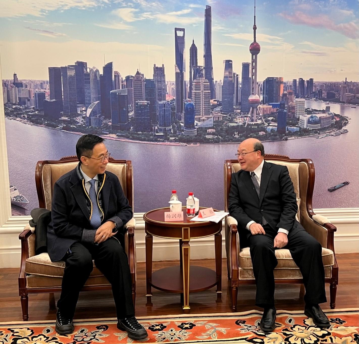 The Secretary for Culture, Sports and Tourism, Mr Kevin Yeung (left), meets with Vice President of the Shanghai Academy of Social Sciences Mr Wang Zhen and has an exchange before a cultural conference in Shanghai today (January 8).