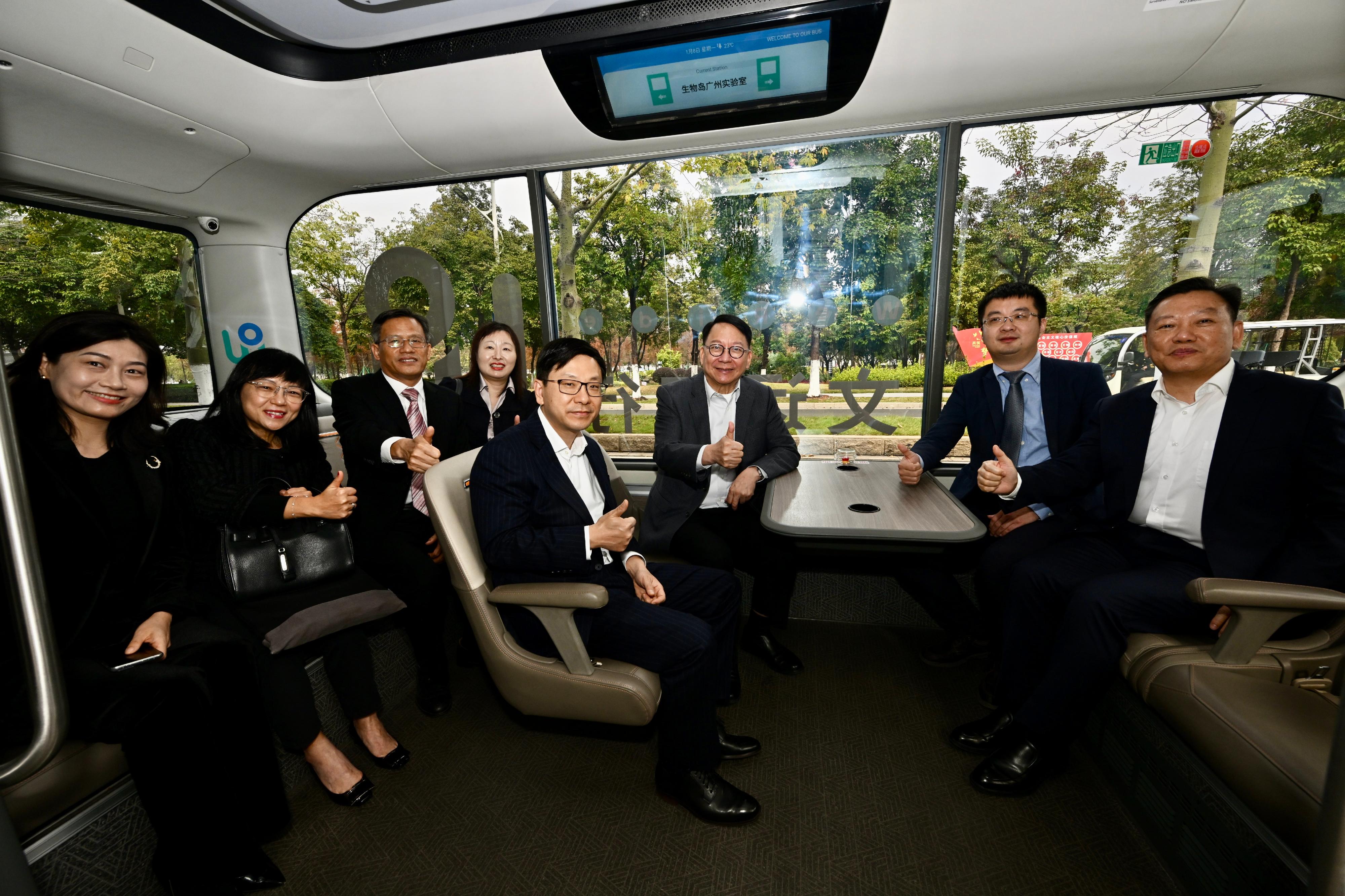The Chief Secretary for Administration, Mr Chan Kwok-ki, arrived in Guangzhou today (January 8) to begin his visit to Mainland cities of the Guangdong-Hong Kong-Macao Greater Bay Area. Photo shows Mr Chan (third right) and the Secretary for Labour and Welfare, Mr Chris Sun (fourth right), taking an autonomous minibus on Guangzhou International Bio Island to the Guangzhou National Laboratory.