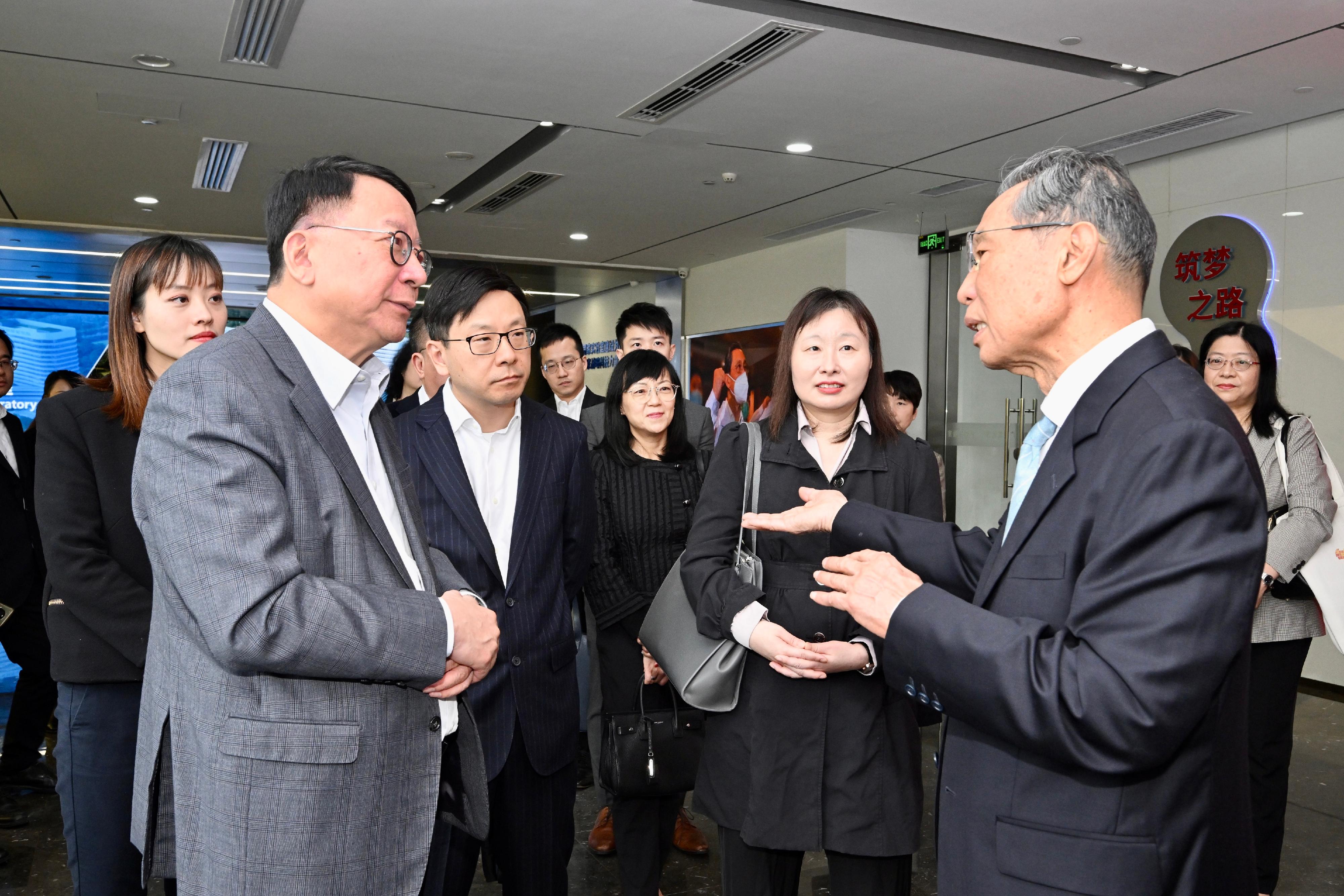 The Chief Secretary for Administration, Mr Chan Kwok-ki, arrived in Guangzhou today (January 8) to begin his visit to Mainland cities of the Guangdong-Hong Kong-Macao Greater Bay Area. Photo shows Mr Chan (second left) receiving a briefing from academian of the Chinese Academy of Engineering Professor Zhong Nanshan (first right) at the Guangzhou National Laboratory. Looking on are the Under Secretary for Innovation, Technology and Industry, Ms Lillian Cheong (first left), and the Secretary for Labour and Welfare, Mr Chris Sun (third left).
