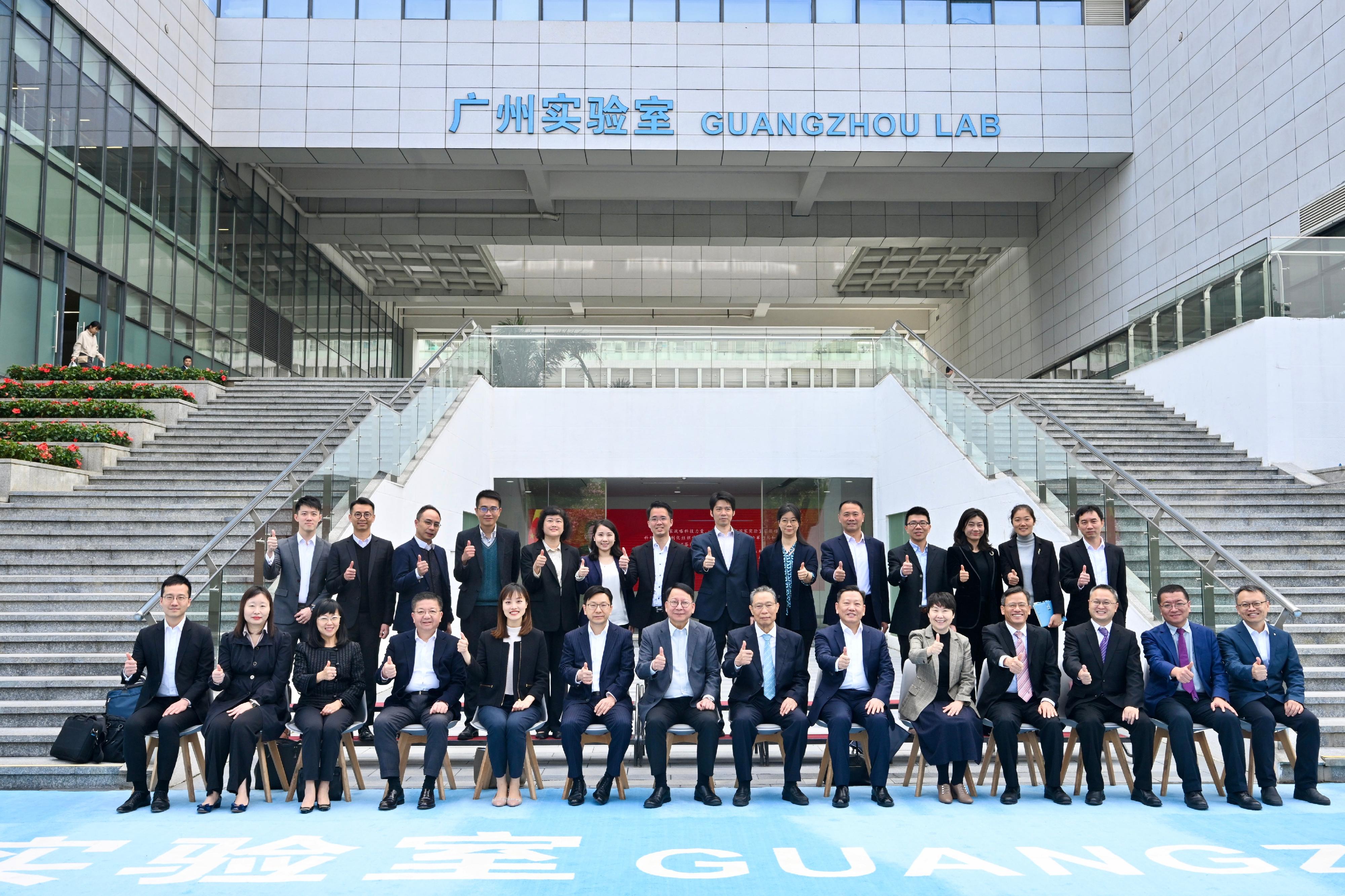 The Chief Secretary for Administration, Mr Chan Kwok-ki, arrived in Guangzhou today (January 8) to begin his visit to Mainland cities of the Guangdong-Hong Kong-Macao Greater Bay Area. Photo shows (front row, from fifth left) the Under Secretary for Innovation, Technology and Industry, Ms Lillian Cheong; the Secretary for Labour and Welfare, Mr Chris Sun; Mr Chan; academician of the Chinese Academy of Engineering Professor Zhong Nanshan; and the Deputy Director General of the Hong Kong and Macao Affairs Office of the People's Government of Guangdong Province Mr Huang Duanlian, at the Guangzhou National Laboratory.