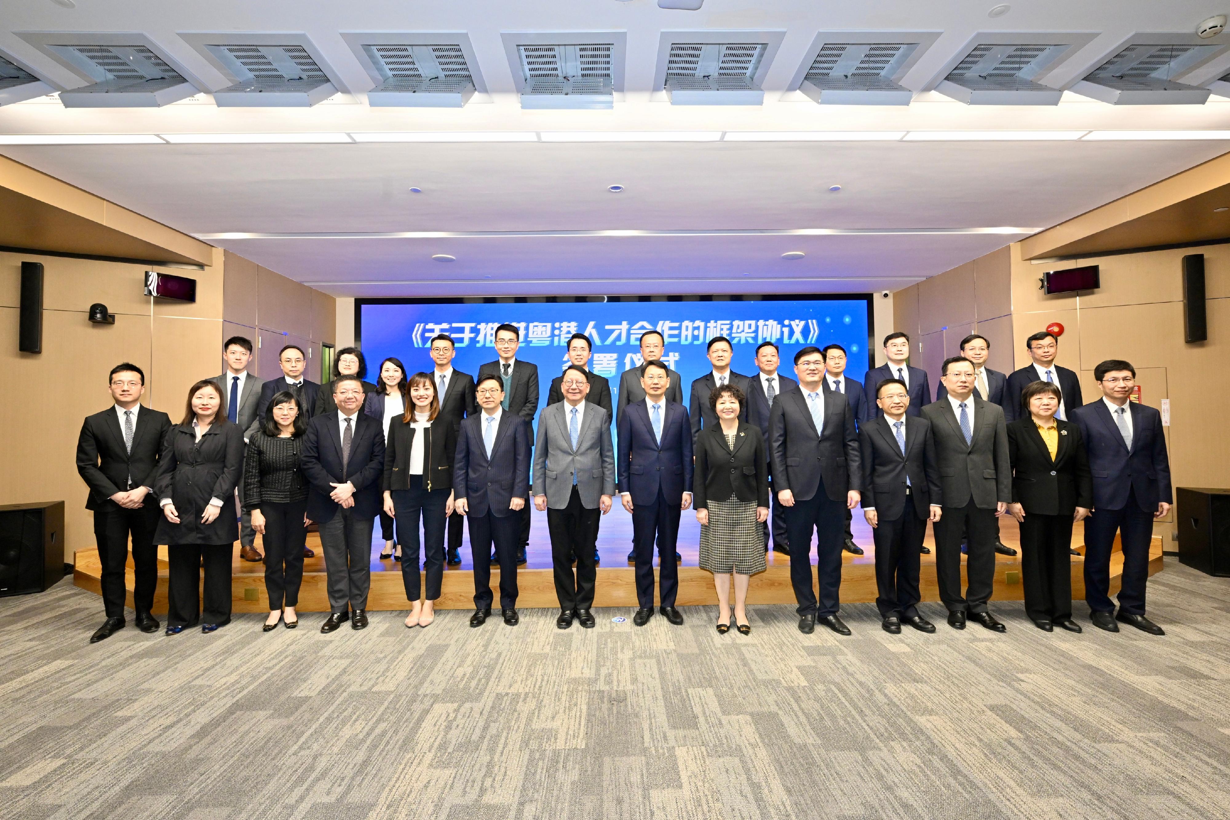 The Chief Secretary for Administration, Mr Chan Kwok-ki, arrived in Guangzhou today (January 8) to begin his visit to Mainland cities of the Guangdong-Hong Kong-Macao Greater Bay Area. Photo shows (front row, from fifth left) the Under Secretary for Innovation, Technology and Industry, Ms Lillian Cheong; the Secretary for Labour and Welfare, Mr Chris Sun; Mr Chan; Standing Committee member, the Director of the Organization Department, and the Director of the Talent Work Leading Group Office of the CPC Guangdong Provincial Committee, Mr Cheng Fubo; and the Director General of the Hong Kong and Macao Affairs Office of the People's Government of Guangdong Province, Ms Li Huanchun after the signing of a framework agreement on promoting Guangdong-Hong Kong talent co-operation.