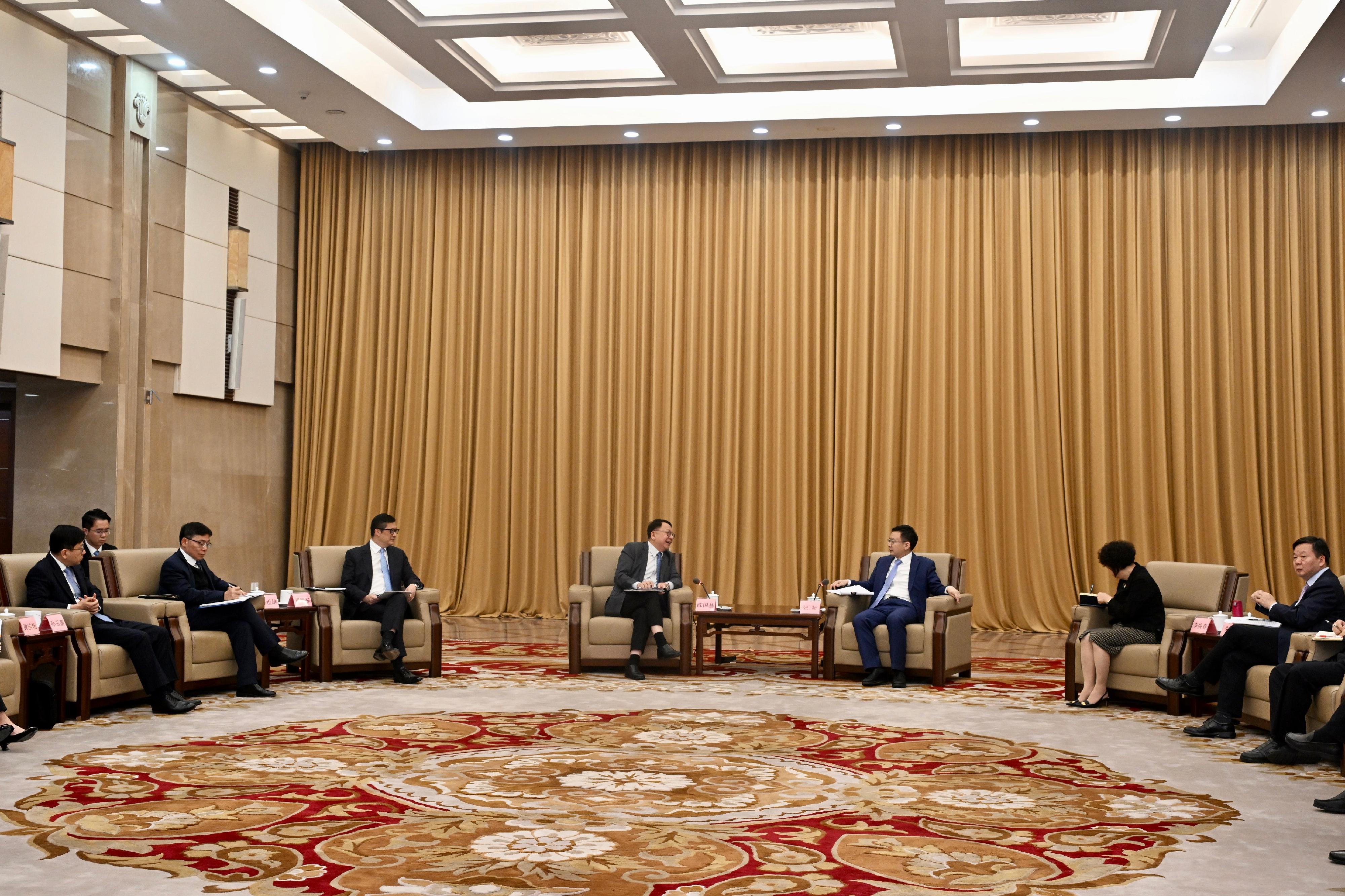 The Chief Secretary for Administration, Mr Chan Kwok-ki, arrived in Guangzhou today (January 8) to begin his visit to Mainland cities of the Guangdong-Hong Kong-Macao Greater Bay Area. Photo shows Mr Chan (fourth left) meeting Vice-Governor of the People's Government of Guangdong Province Mr Zhang Xin (fifth left). Also at the meeting are the Secretary for Security, Mr Tang Ping-keung (third left); the Secretary for Transport and Logistics, Mr Lam Sai-hung (second left); and the Secretary for Labour and Welfare, Mr Chris Sun (first left).