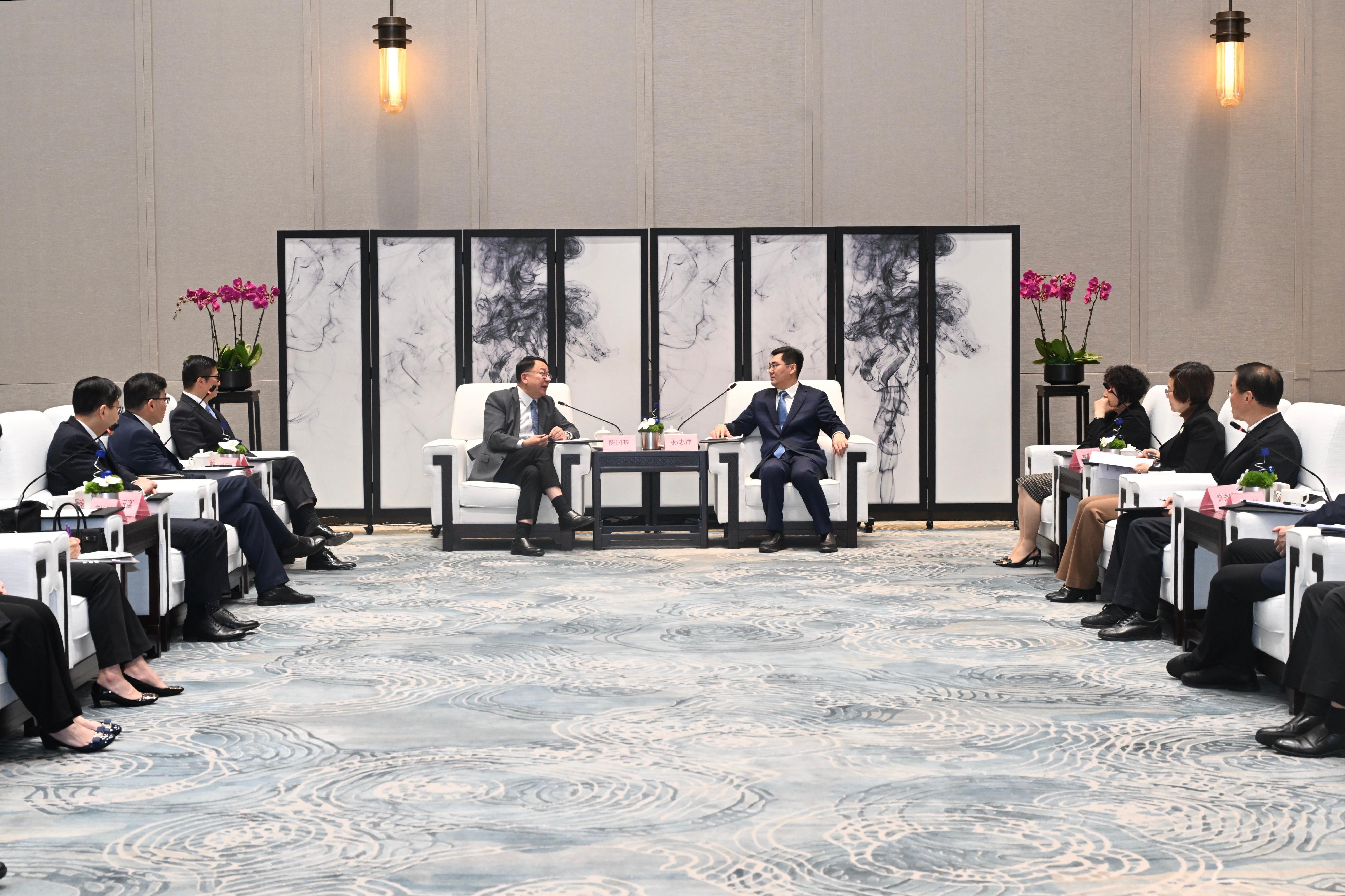 The Chief Secretary for Administration, Mr Chan Kwok-ki, arrived in Guangzhou today (January 8) to begin his visit to Mainland cities of the Guangdong-Hong Kong-Macao Greater Bay Area. Photo shows Mr Chan (fourth left) meeting the Acting Mayor of the People's Government of Guangzhou Municipality, Mr Sun Zhiyang (fifth left). Also at the meeting are the Secretary for Security, Mr Tang Ping-keung (third left); the Secretary for Transport and Logistics, Mr Lam Sai-hung (second left); and the Secretary for Labour and Welfare, Mr Chris Sun (first left).