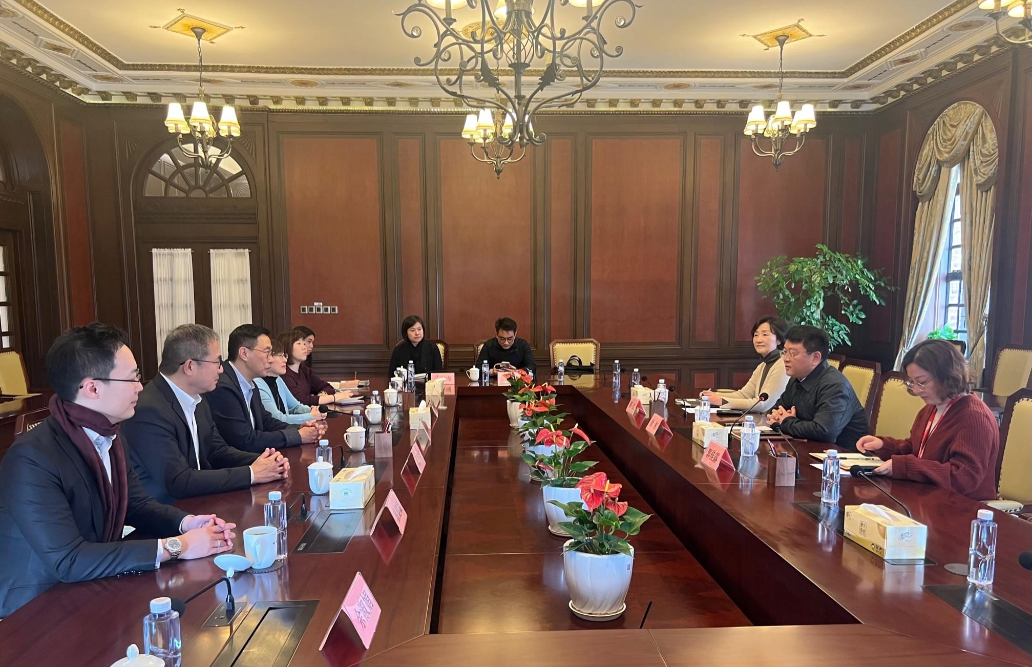 The Secretary for Culture, Sports and Tourism, Mr Kevin Yeung (third left), met with the Director of the Shanghai Administration of Sports, Mr Xu Bin (second right), in Shanghai today (January 9). Mr Yeung introduced Hong Kong as a destination for major sports events, adding that athletes and citizens from Shanghai are welcome to join sports events in Hong Kong. The Permanent Secretary for Culture, Sports and Tourism, Mr Joe Wong (second left), was also present.