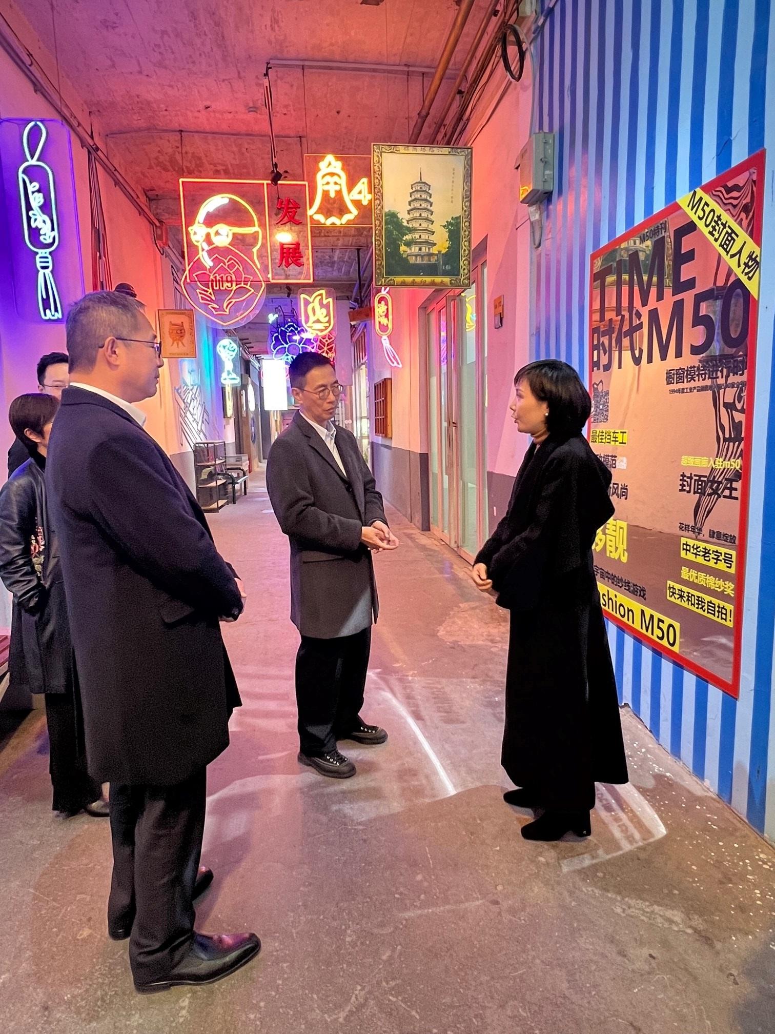 The Secretary for Culture, Sports and Tourism, Mr Kevin Yeung (centre), today (January 9) visited M50, which was a textile factory compound in Shanghai. The Permanent Secretary for Culture, Sports and Tourism, Mr Joe Wong (left), was also present.