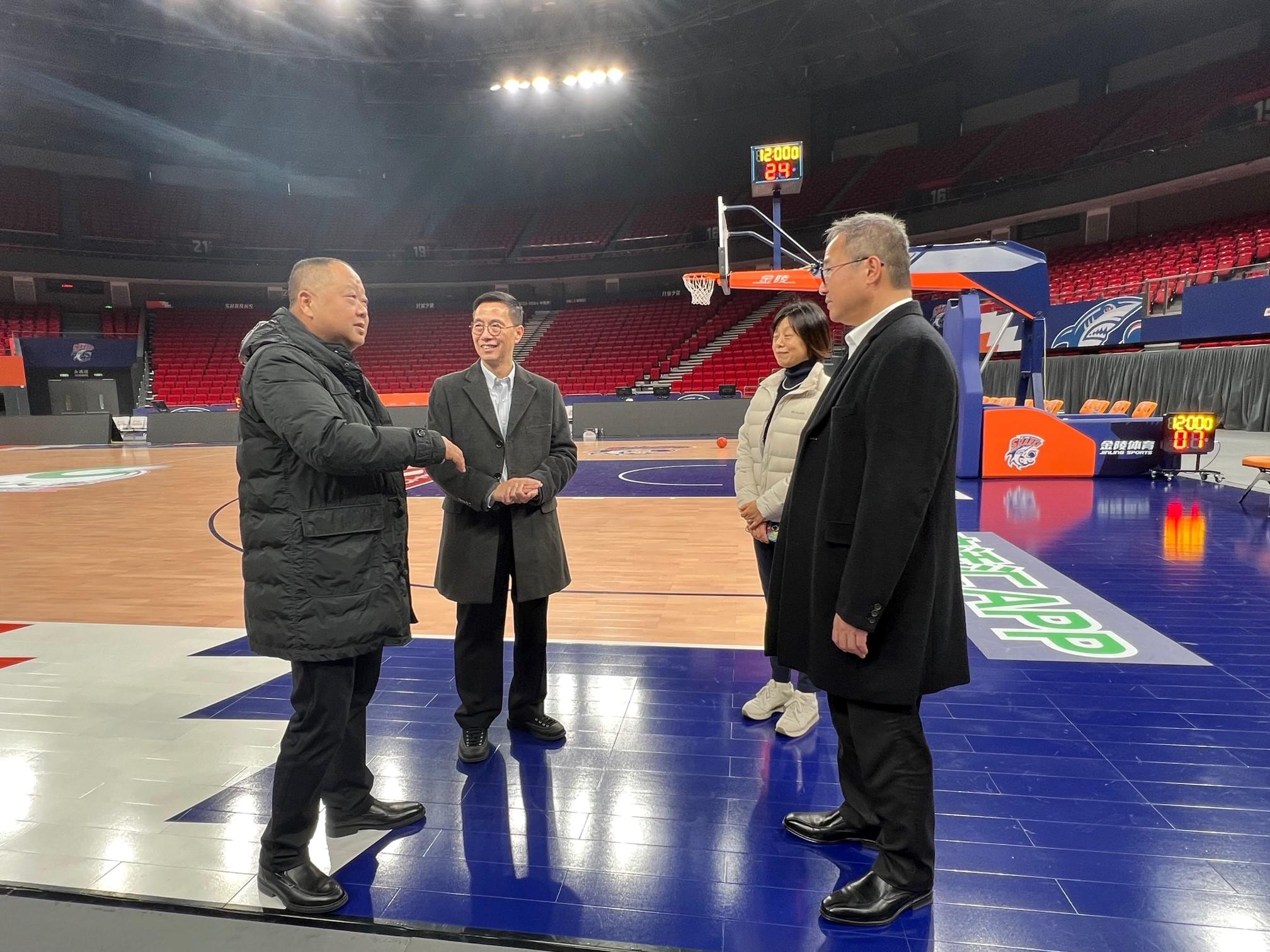 The Secretary for Culture, Sports and Tourism, Mr Kevin Yeung (second left), today (January 9) visited Shanghai Stadium in Shanghai. The Permanent Secretary for Culture, Sports and Tourism, Mr Joe Wong (first right), was also present.
