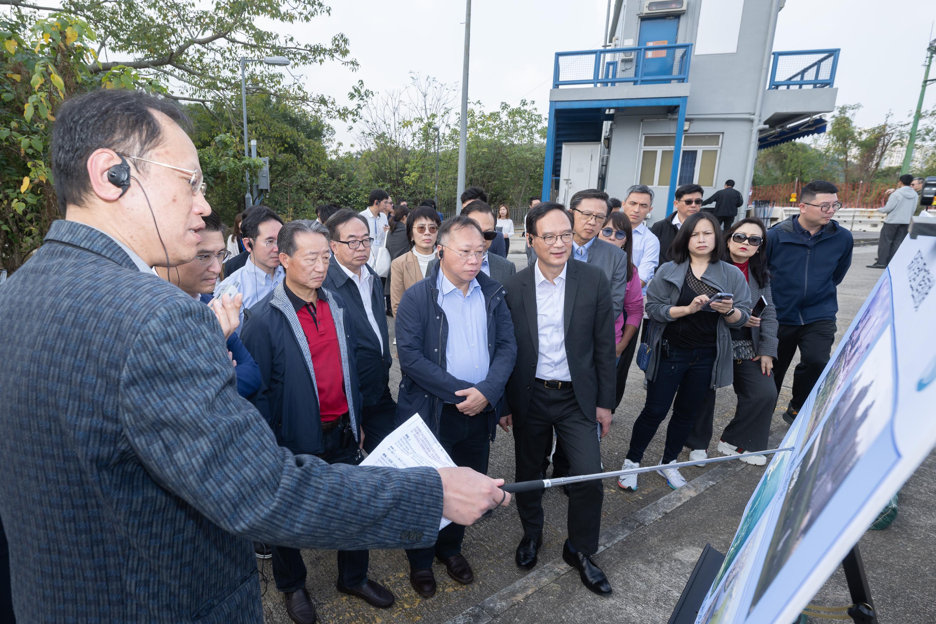 The Legislative Council (LegCo) Panel on Development visited the New Territories Northwest today (January 9). Photo shows LegCo Members inspecting both the Hong Kong and Shenzhen and the Shenzhen River Regulation Project, at the Tak Yuet Lau Police Post in Lok Ma Chau.