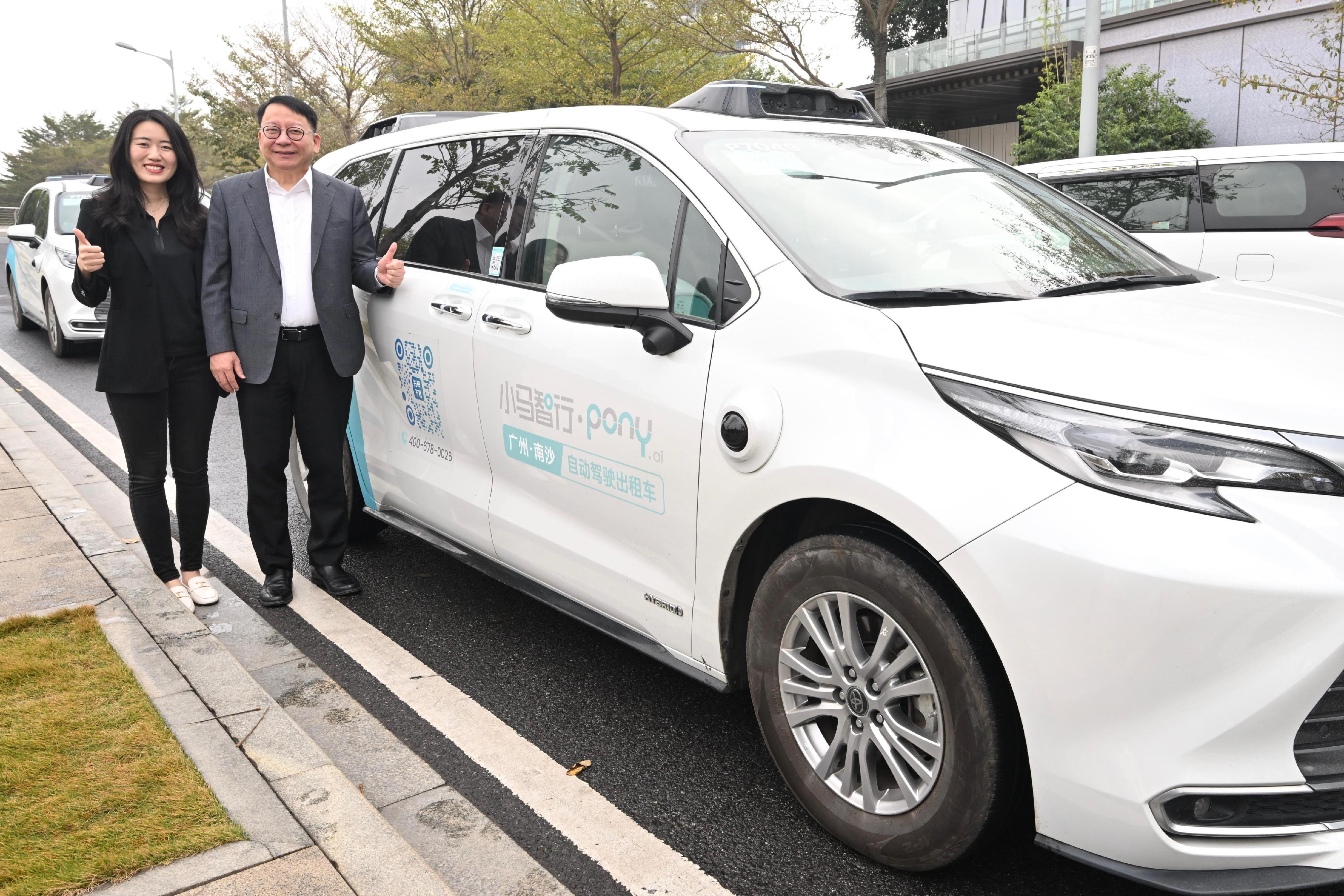 The Chief Secretary for Administration, Mr Chan Kwok-ki, continued his visit to Mainland cities of the Guangdong-Hong Kong-Macao Greater Bay Area in Guangzhou and Huizhou today (January 9). Photo shows Mr Chan (right) with Vice President of Pony.ai Ms Mo Luyi (left) after taking a Robotaxi of the company in Nansha, Guangzhou.
