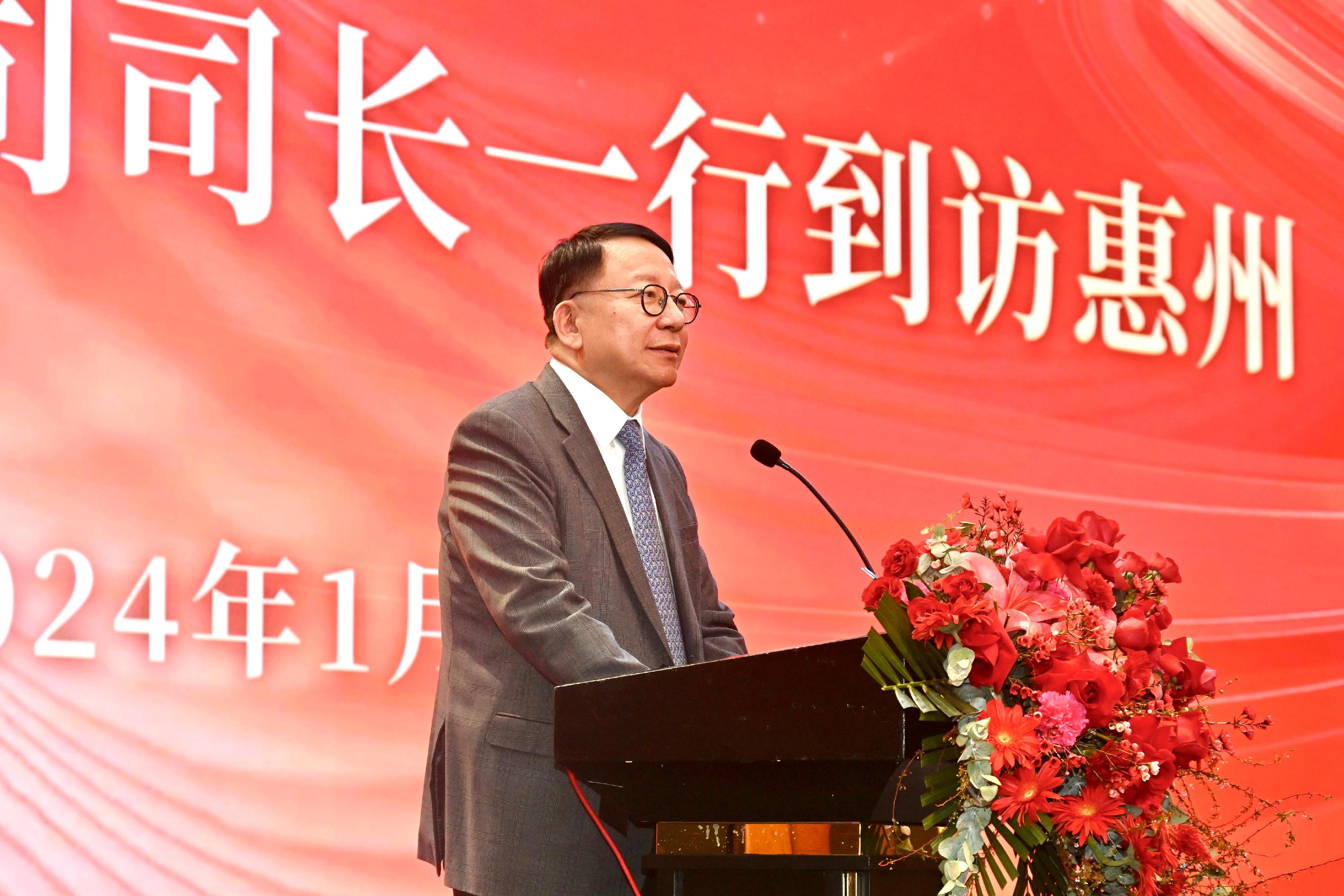 The Chief Secretary for Administration, Mr Chan Kwok-ki, continued his visit to Mainland cities of the Guangdong-Hong Kong-Macao Greater Bay Area in Guangzhou and Huizhou today (January 9). Photo shows Mr Chan speaking at a lunch hosted by the Huizhou Association of Enterprises with Foreign Investment.