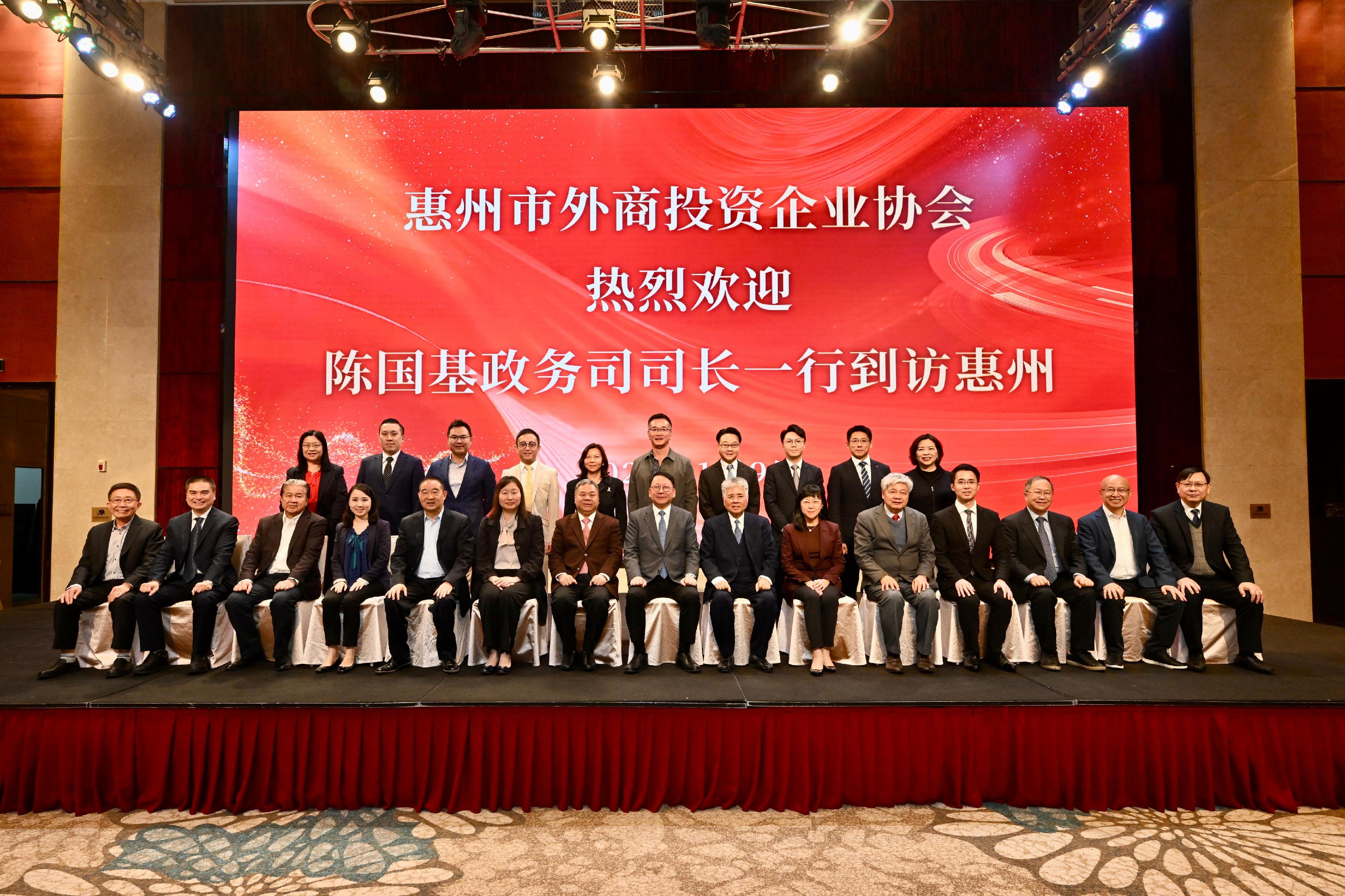 The Chief Secretary for Administration, Mr Chan Kwok-ki, continued his visit to Mainland cities of the Guangdong-Hong Kong-Macao Greater Bay Area in Guangzhou and Huizhou today (January 9). Photo shows Mr Chan (front row, centre), the President of the Huizhou Association of Enterprises with Foreign Investment, Mr Yeung Chun-fan (front row, seventh right) and other guests at a lunch hosted by the Huizhou Association of Enterprises with Foreign Investment.