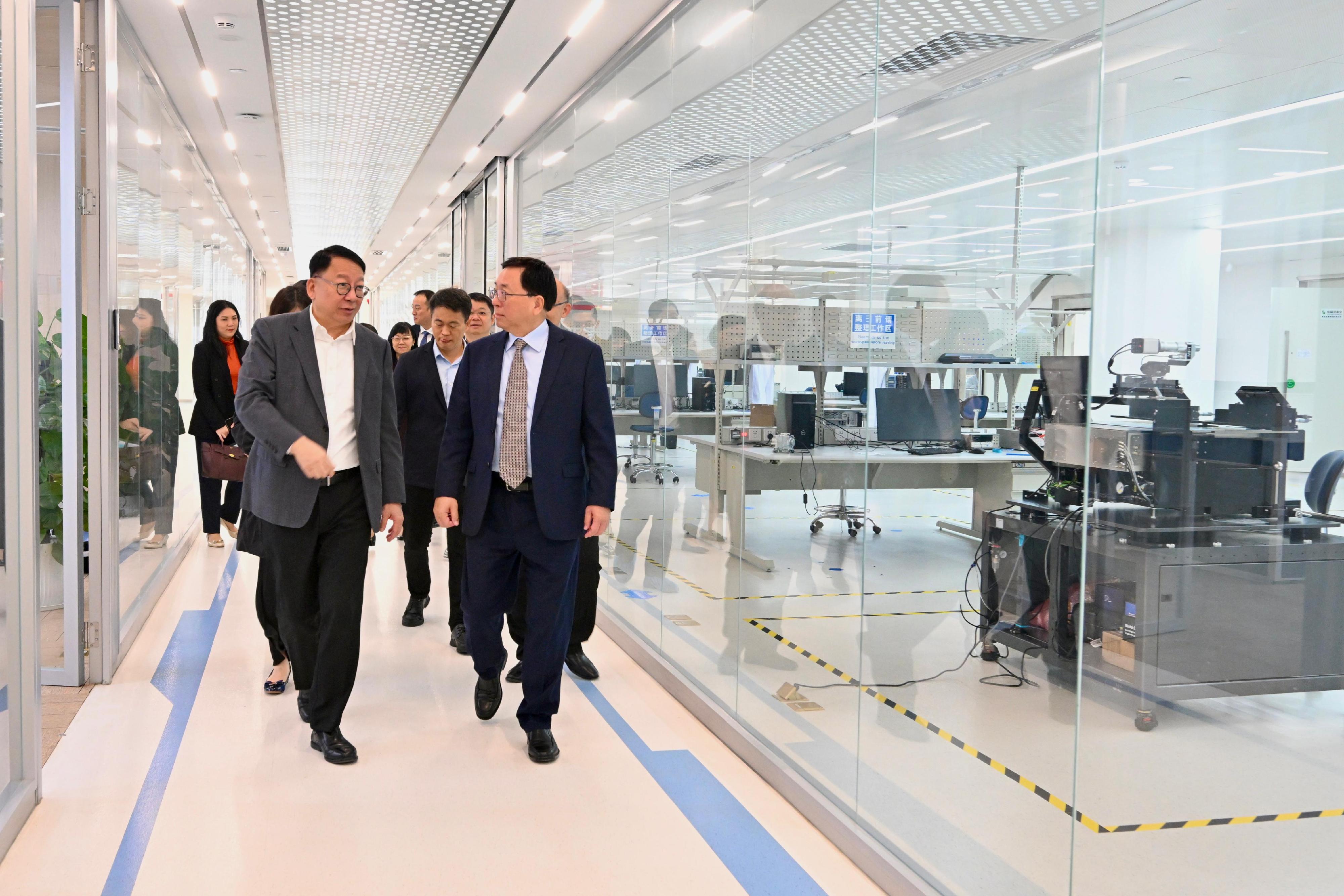The Chief Secretary for Administration, Mr Chan Kwok-ki, continued his visit to Mainland cities of the Guangdong-Hong Kong-Macao Greater Bay Area in Guangzhou and Huizhou today (January 9). Photo shows Mr Chan (left) touring the Novel IC Exploration Facility at the Hong Kong University of Science and Technology (Guangzhou) in Nansha, Guangzhou. Next to him is the President of the university, Professor Lionel Ni (right).