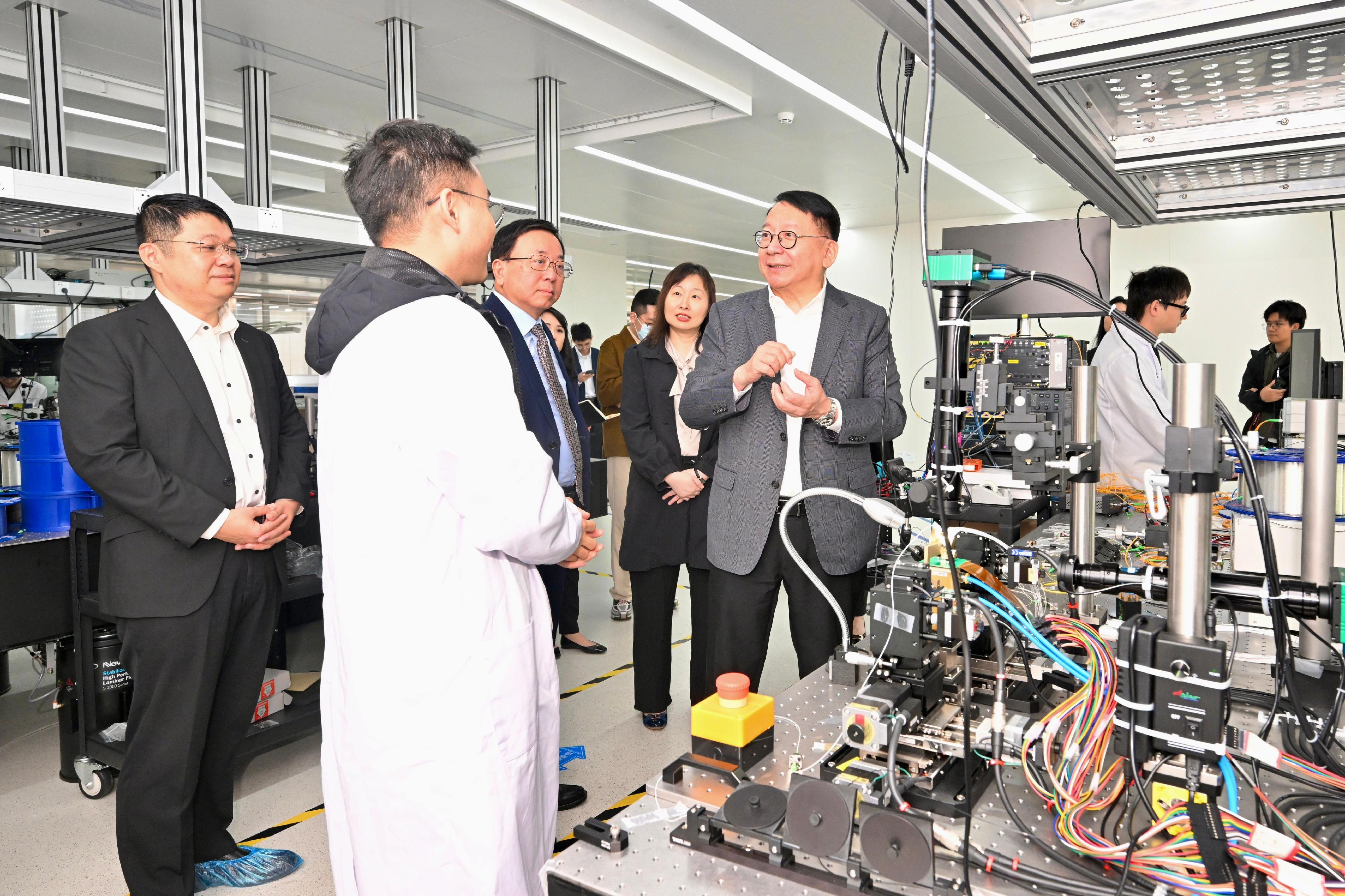 The Chief Secretary for Administration, Mr Chan Kwok-ki, continued his visit to Mainland cities of the Guangdong-Hong Kong-Macao Greater Bay Area in Guangzhou and Huizhou today (January 9). Photo shows Mr Chan (first right), accompanied by the President of the Hong Kong University of Science and Technology (Guangzhou), Professor Lionel Ni (third left), touring the Novel IC Exploration Facility at the university in Nansha, Guangzhou.