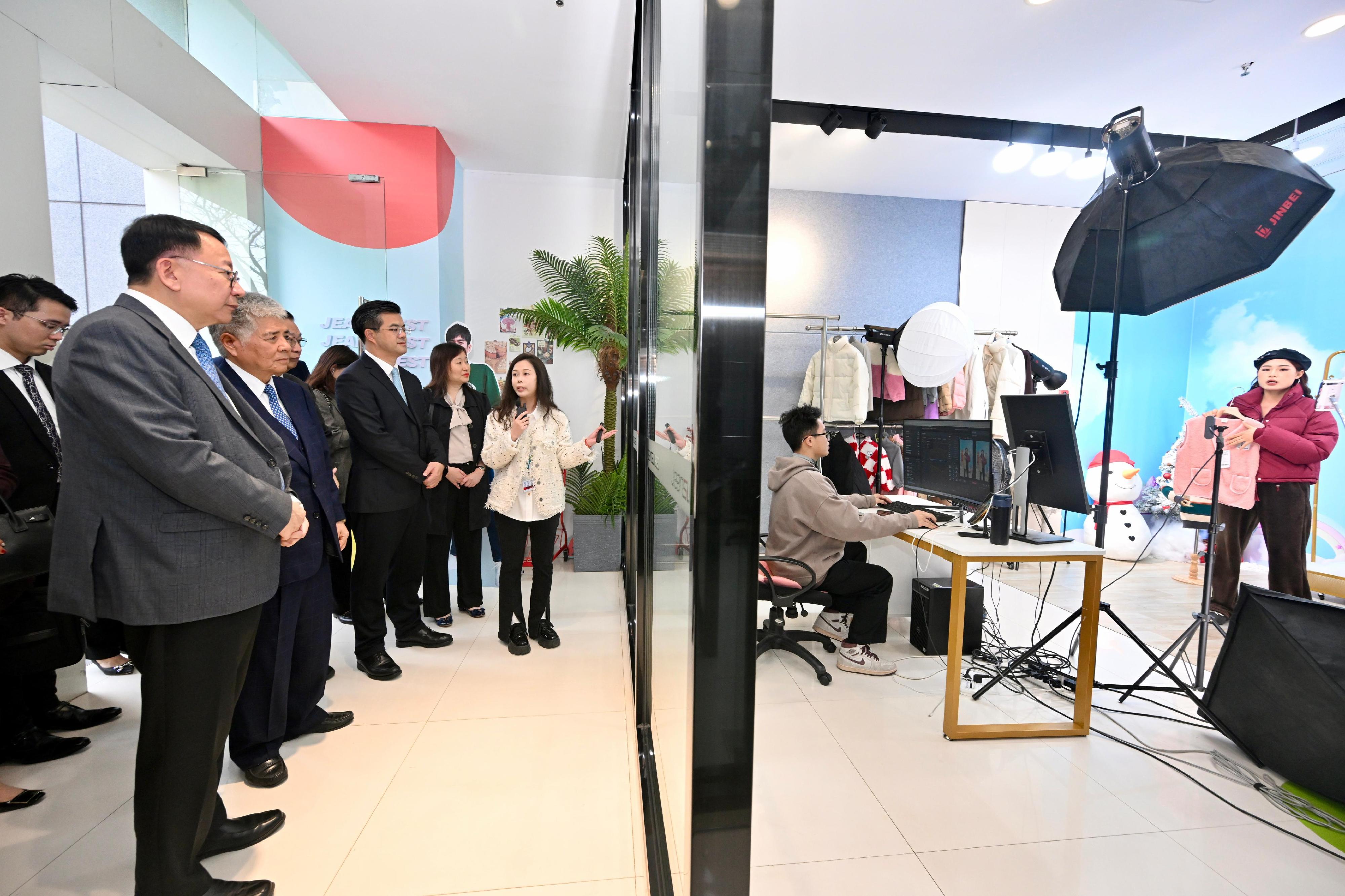 The Chief Secretary for Administration, Mr Chan Kwok-ki, continued his visit to Mainland cities of the Guangdong-Hong Kong-Macao Greater Bay Area in Guangzhou and Huizhou today (January 9). Photo shows Mr Chan (first left) touring a live streaming studio at the Glorious Sun Group in Huizhou.