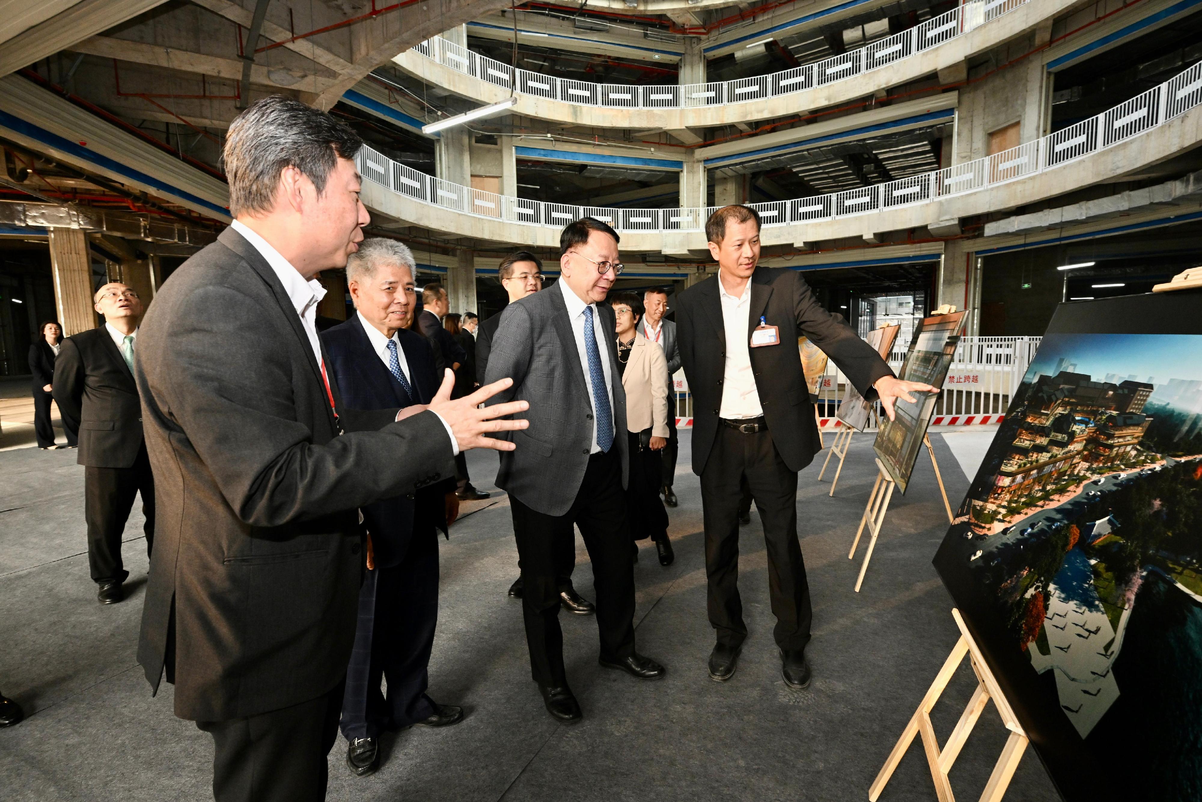 The Chief Secretary for Administration, Mr Chan Kwok-ki, continued his visit to Mainland cities of the Guangdong-Hong Kong-Macao Greater Bay Area in Guangzhou and Huizhou today (January 9).  Photo shows Mr Chan (third left) touring One Lakeside  development by Glorious Sun Group in Huizhou.