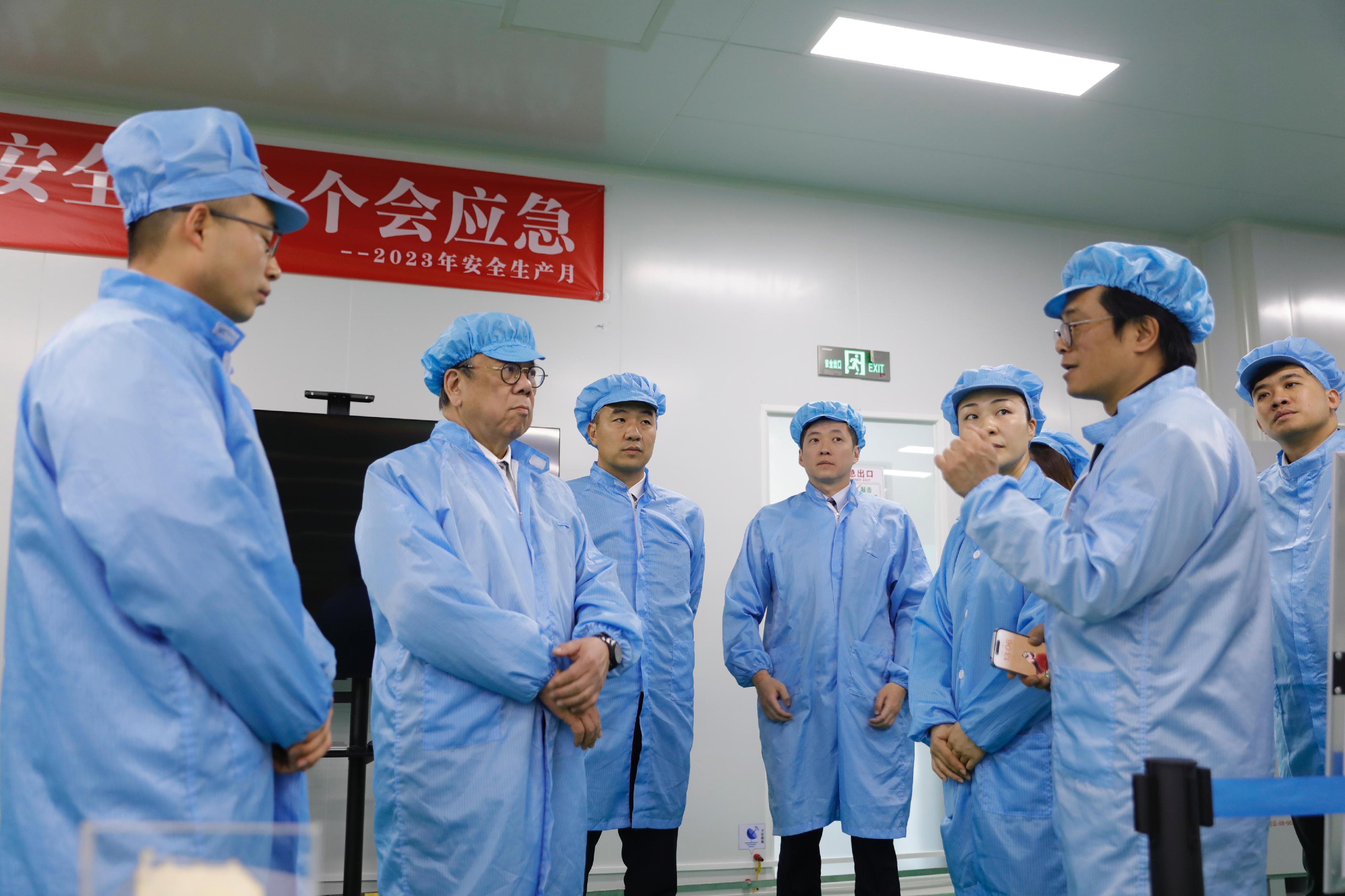 The Secretary for Commerce and Economic Development, Mr Algernon Yau, began his visit programme to Beijing today (January 10). Photo shows Mr Yau (second left) visiting the ark space lab of Yinhe Hangtian (Beijing) Internet Technology Co Ltd (GalaxySpace) this afternoon to learn about the company's developments in satellite technologies.
