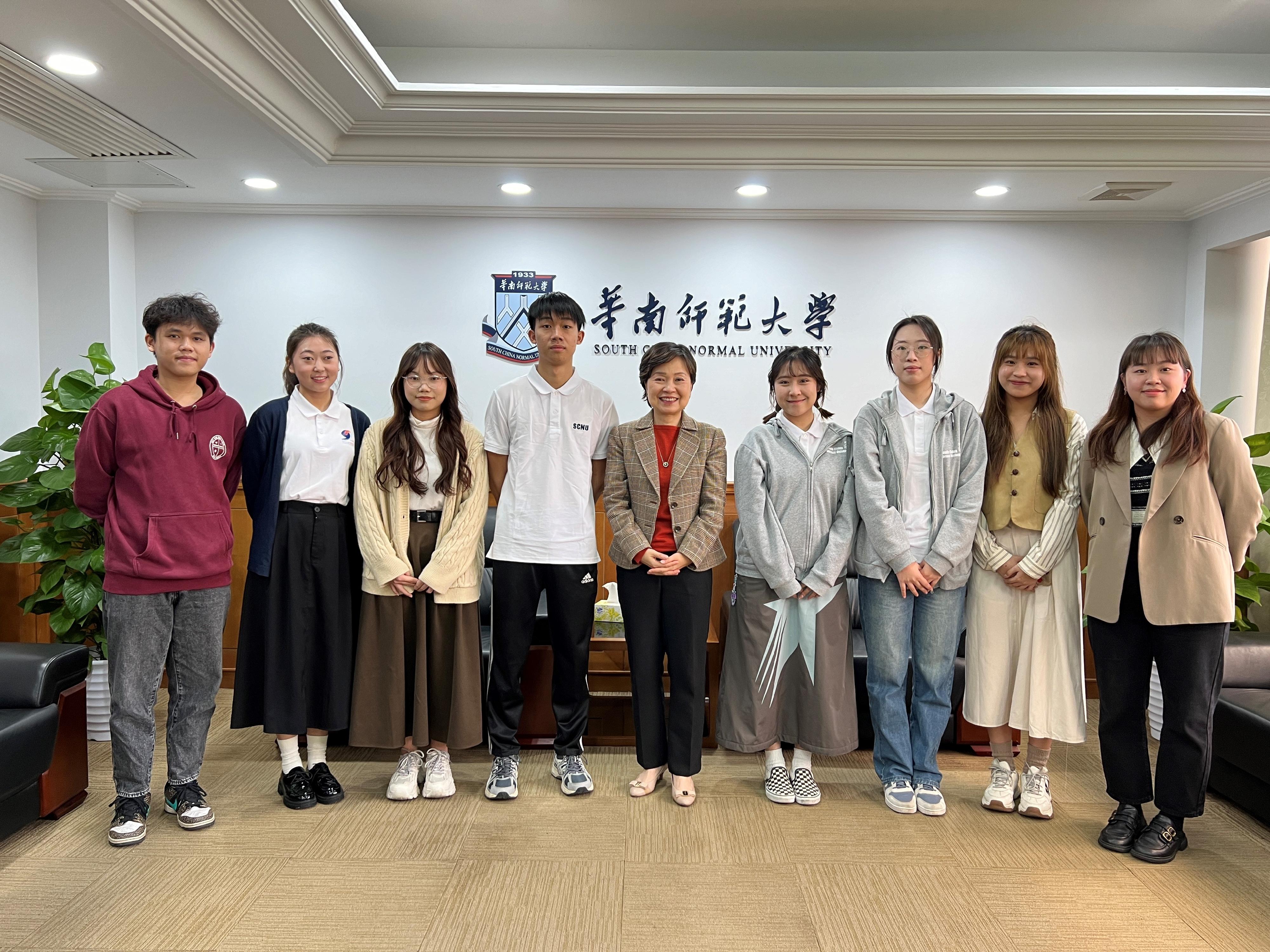 教育局局長蔡若蓮博士（中）今日（一月十日）在廣州到訪華南師範大學，與在該校就讀的香港學生見面。