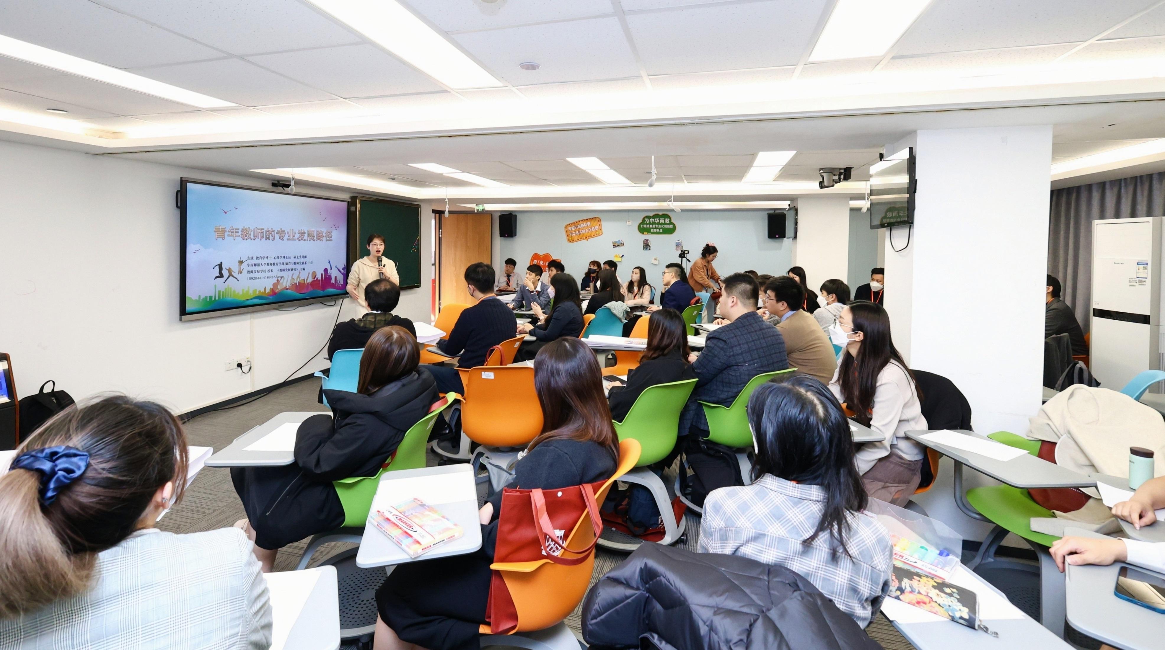 The new batch of Mainland study tours for Hong Kong newly-joined teachers commenced today (January 10). Photo shows teachers having a lesson at Hong Kong's first teacher training and exchange base at South China Normal University in Guangzhou. 