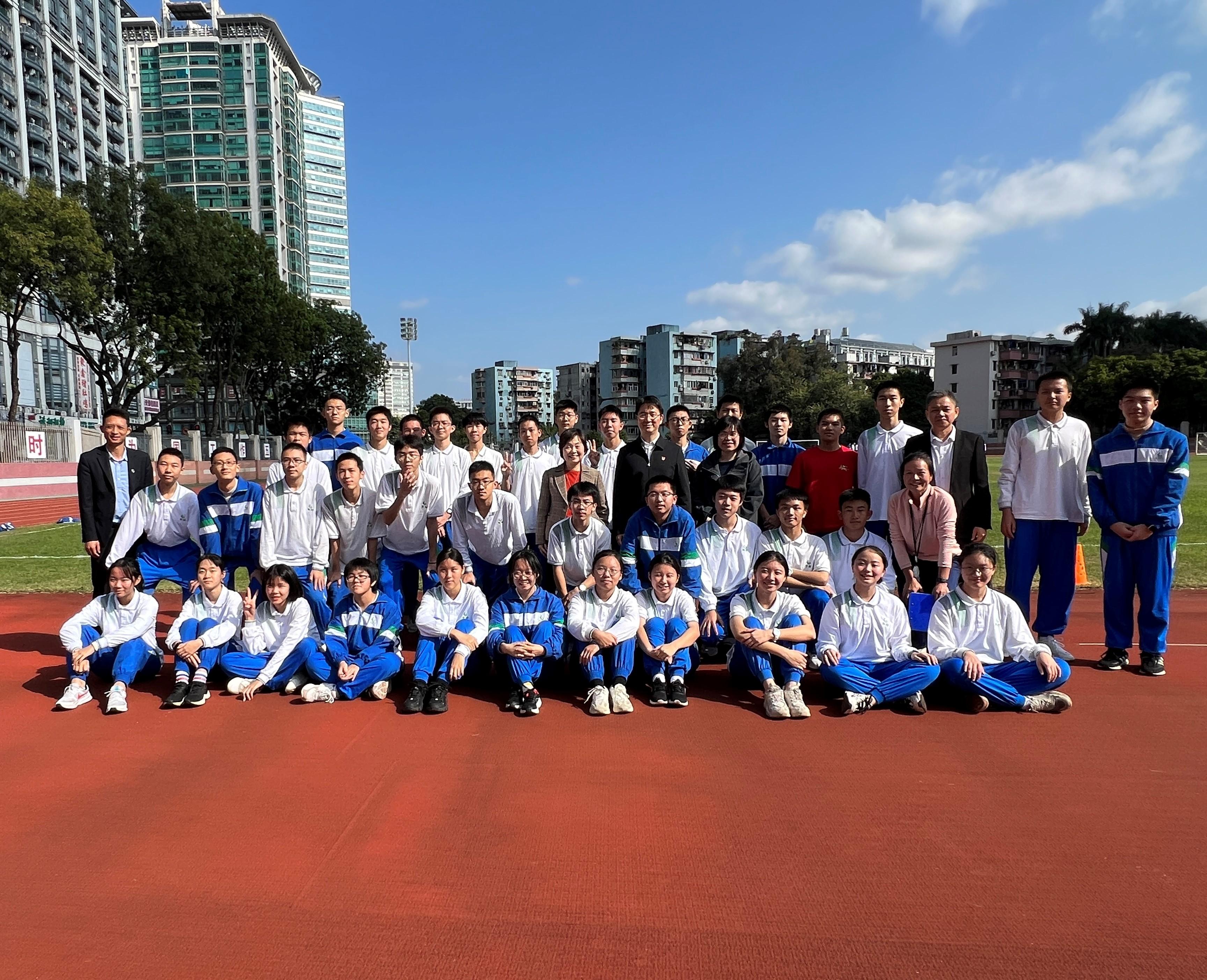 The Secretary for Education, Dr Choi Yuk-lin, today (January 10) toured the Affiliated High School of  South China Normal University to learn about its vision and curriculum characteristics. Photo shows Dr Choi (ninth right, third row) with the principal, teachers and students of the school.