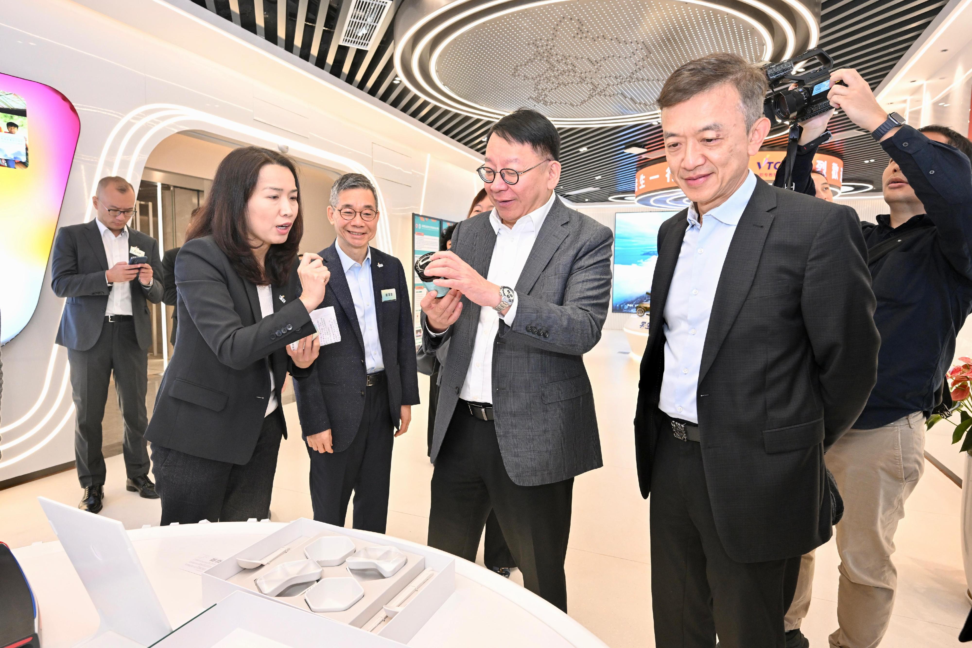 The Chief Secretary for Administration, Mr Chan Kwok-ki, today (January 10) visited Shenzhen and concluded his visit to Mainland cities of the Guangdong-Hong Kong-Macao Greater Bay Area. Photo shows Mr Chan (third right) being briefed in the exhibition hall of the Vocational and Professional Education Services (Shenzhen) Company Limited. Next to him is the Chairman of the Hong Kong Vocational Training Council, Mr Tony Tai (fourth right).