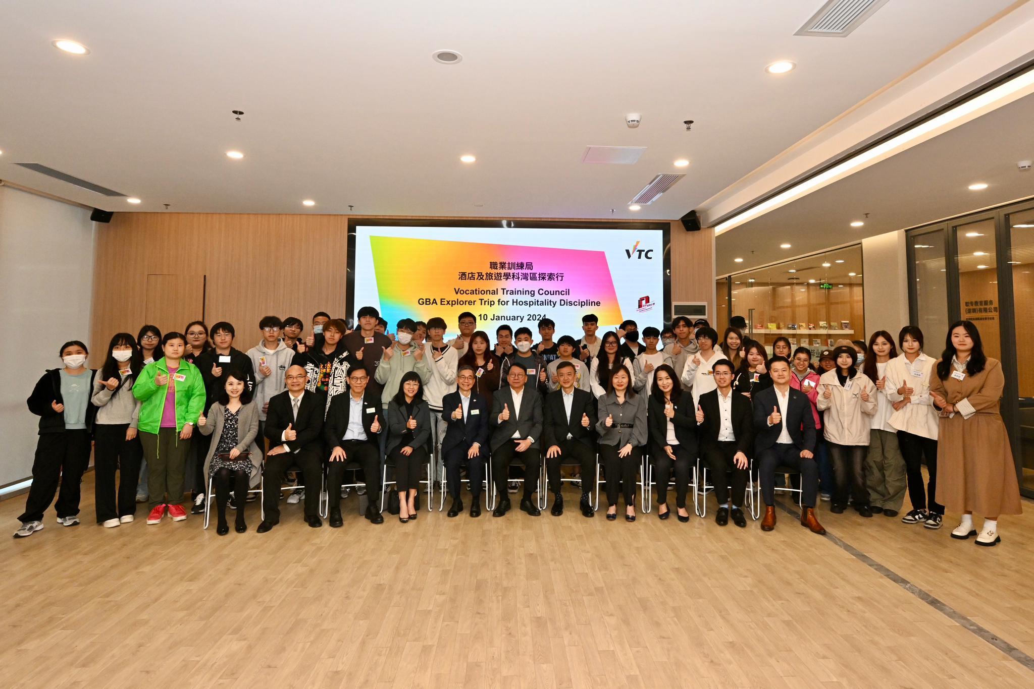  The Chief Secretary for Administration, Mr Chan Kwok-ki, today (January 10) visited Shenzhen and concluded his visit to Mainland cities of the Guangdong-Hong Kong-Macao Greater Bay Area. Photo shows Mr Chan (first row, centre); the Chairman of the Hong Kong Vocational Training Council (VTC), Mr Tony Tai (first row, fifth left); and the Executive Director of the VTC, Mr Donald Tong (first row, third left), with other guests and students at the Vocational and Professional Education Services (Shenzhen) Company Limited.