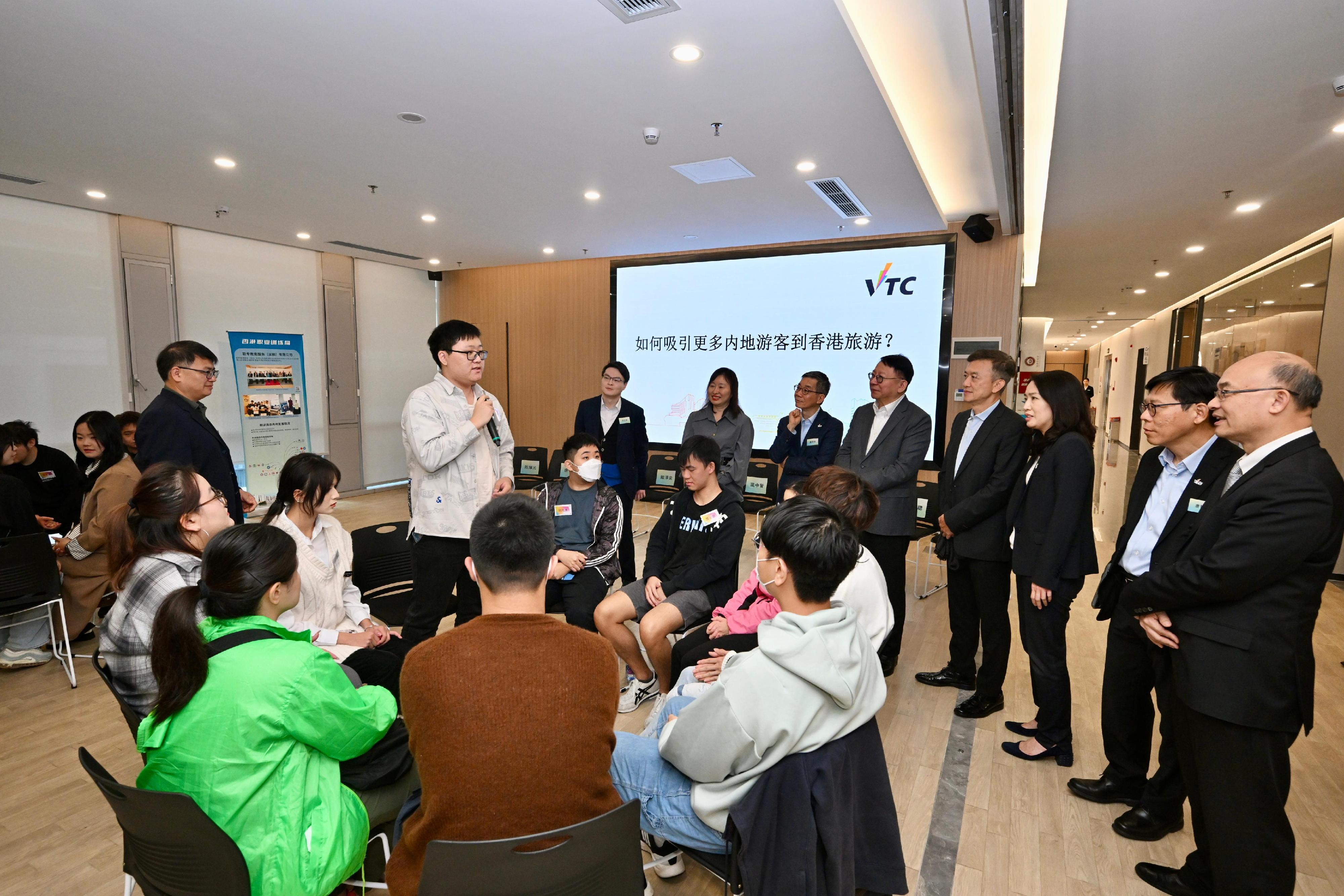 The Chief Secretary for Administration, Mr Chan Kwok-ki, today (January 10) visited Shenzhen and concluded his visit to Mainland cities of the Guangdong-Hong Kong-Macao Greater Bay Area. Photo shows Mr Chan (fifth right) exchanging views with students of the Hong Kong Vocational Training Council and the Shenzhen Polytechnic University at the Vocational and Professional Education Services (Shenzhen) Company Limited.