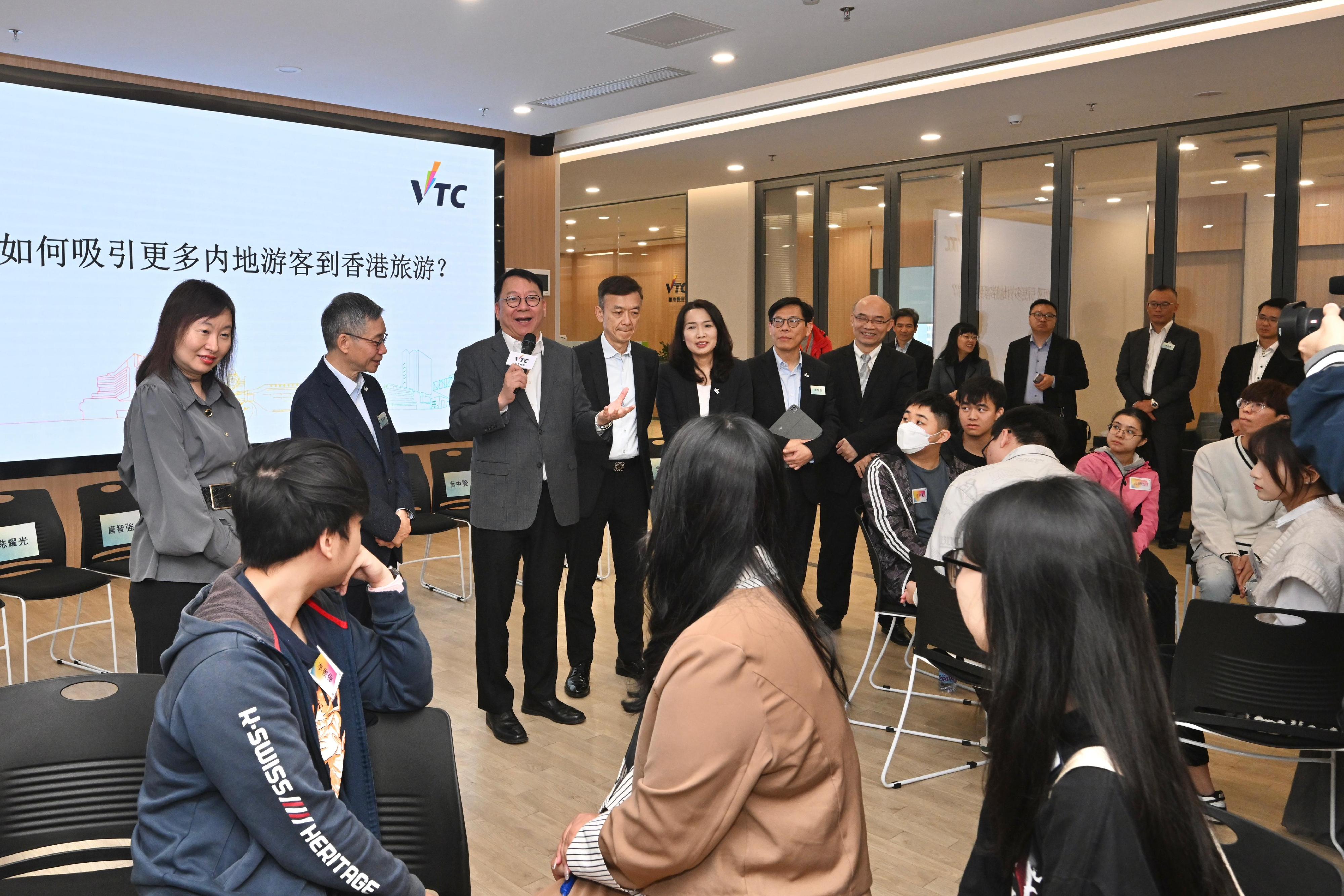 The Chief Secretary for Administration, Mr Chan Kwok-ki, today (January 10) visited Shenzhen and concluded his visit to Mainland cities of the Guangdong-Hong Kong-Macao Greater Bay Area. Photo shows Mr Chan (third left) exchanging views with students of the Hong Kong Vocational Training Council and the Shenzhen Polytechnic University at the Vocational and Professional Education Services (Shenzhen) Company Limited.