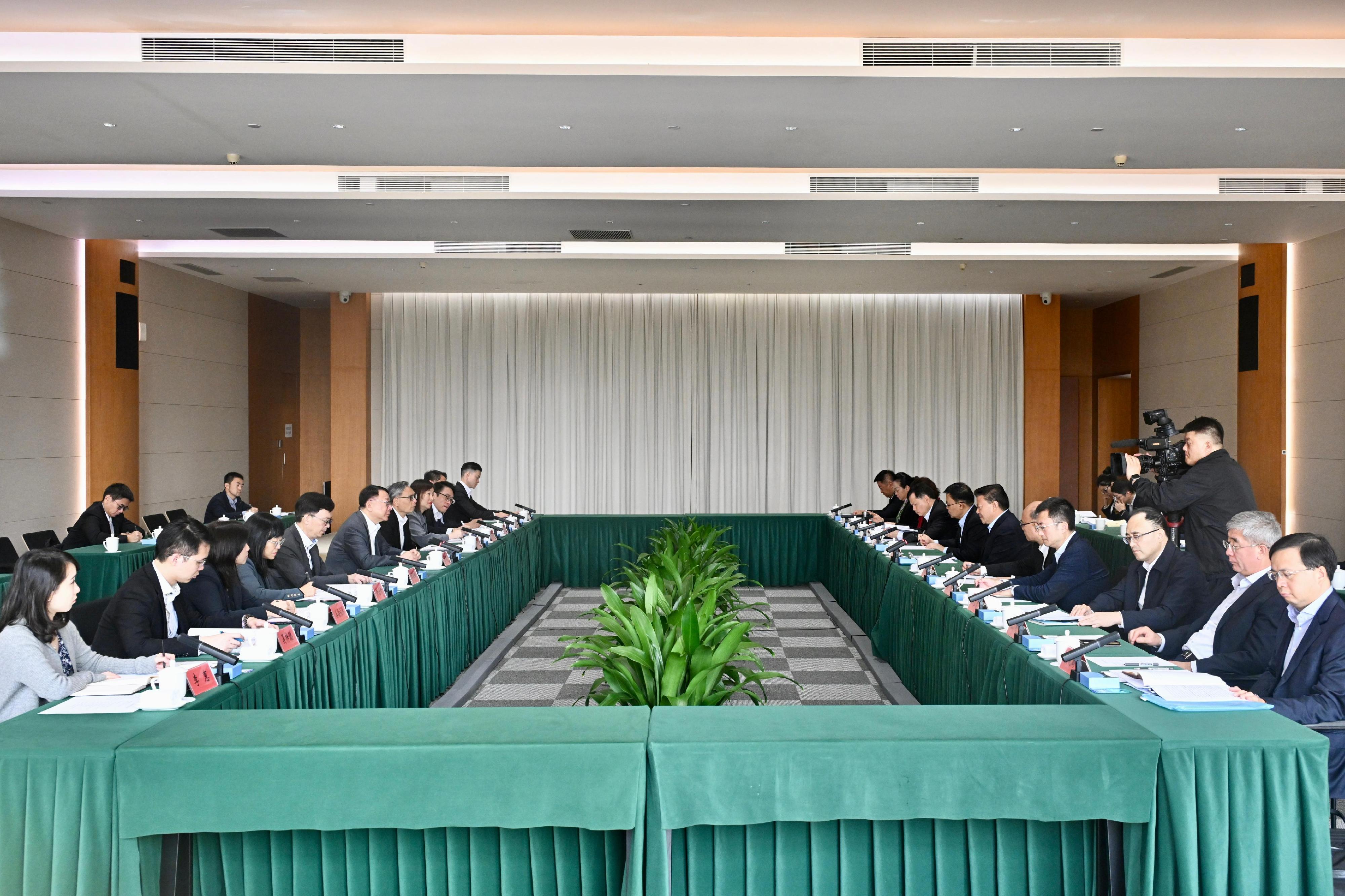 The Chief Secretary for Administration, Mr Chan Kwok-ki, today (January 10) visited Shenzhen and concluded his visit to Mainland cities of the Guangdong-Hong Kong-Macao Greater Bay Area. Photo shows Mr Chan (sixth left) meeting with the Secretary of the CPC Shenzhen Municipal Committee, Mr Meng Fanli (sixth right). The Under Secretary for Transport and Logistics, Mr Liu Chun-san (fifth left), and the Under Secretary for Security, Mr Michael Cheuk (seventh left), also attended the meeting.