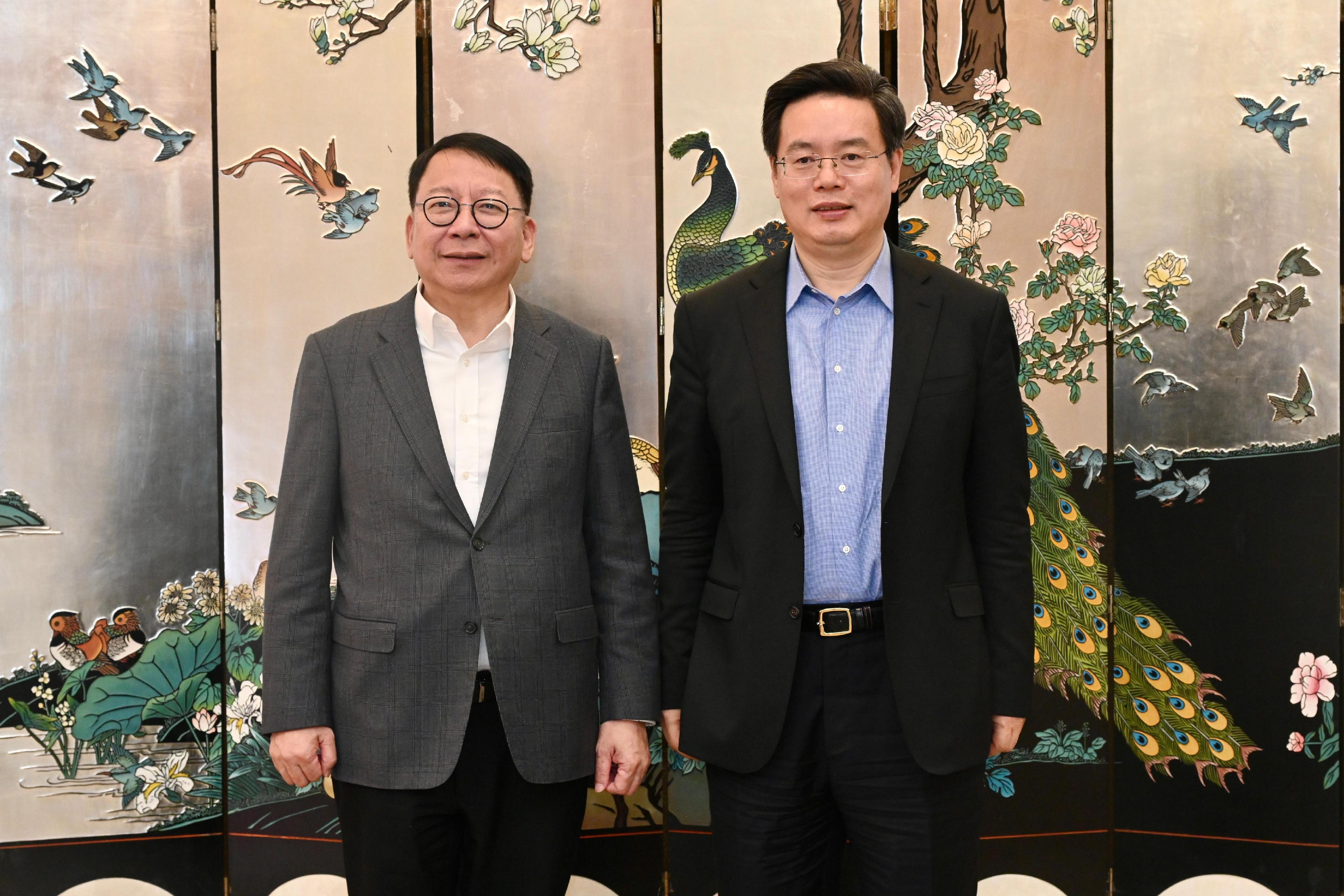 The Chief Secretary for Administration, Mr Chan Kwok-ki, today (January 10) visited Shenzhen and concluded his visit to Mainland cities of the Guangdong-Hong Kong-Macao Greater Bay Area. Photo shows Mr Chan (left) meeting with the Mayor of the Shenzhen Municipal People’s Government, Mr Qin Weizhong (right).