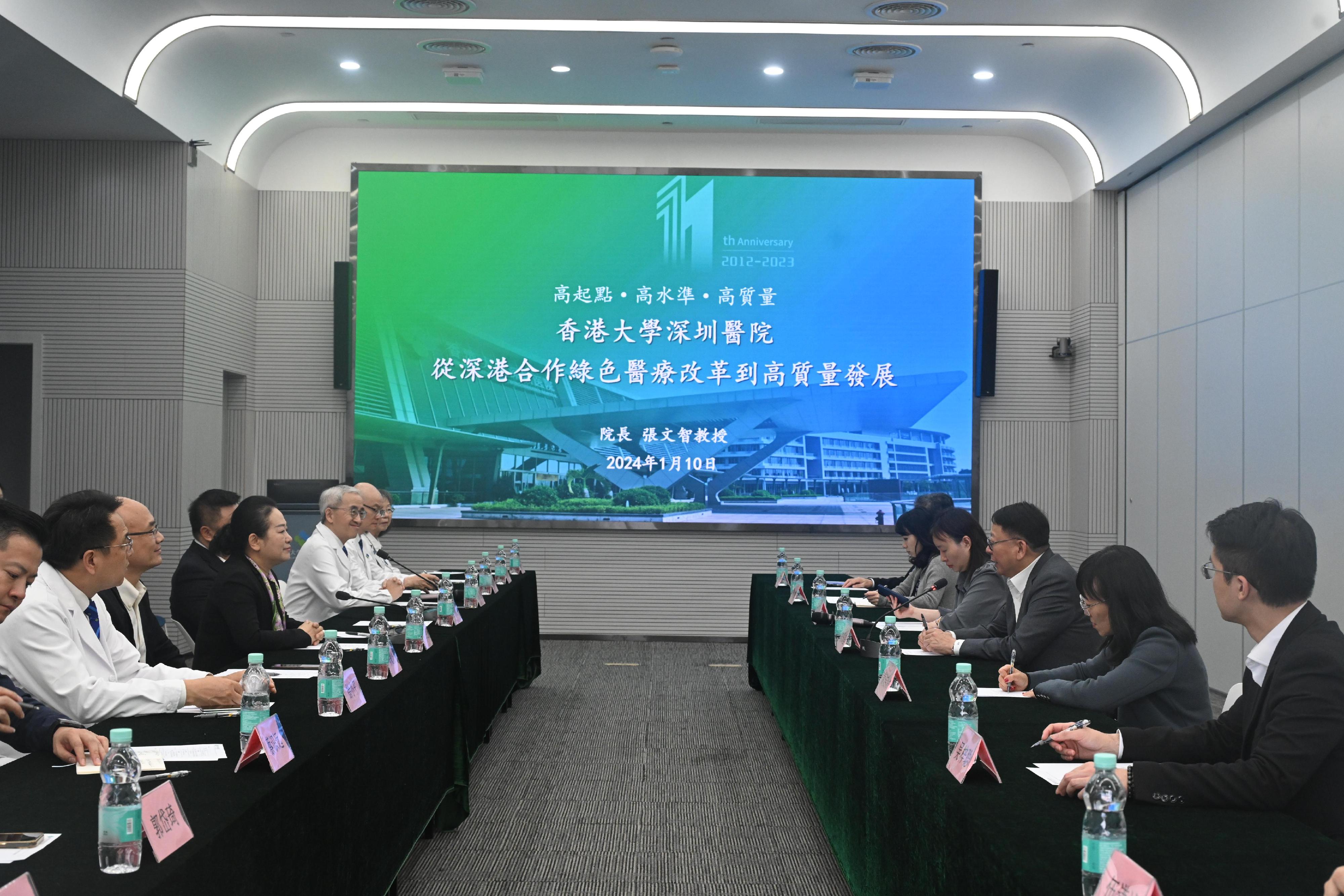 The Chief Secretary for Administration, Mr Chan Kwok-ki, today (January 10) visited Shenzhen and concluded his visit to Mainland cities of the Guangdong-Hong Kong-Macao Greater Bay Area. Photo shows Mr Chan (third right) conversing with the Party Secretary and Director General of the Shenzhen Municipal Health Commission, Ms Wu Hongyan (fourth left), the Chief Executive of The University of Hong Kong-Shenzhen Hospital, Professor Kenneth Cheung (sixth left), and medical staff.