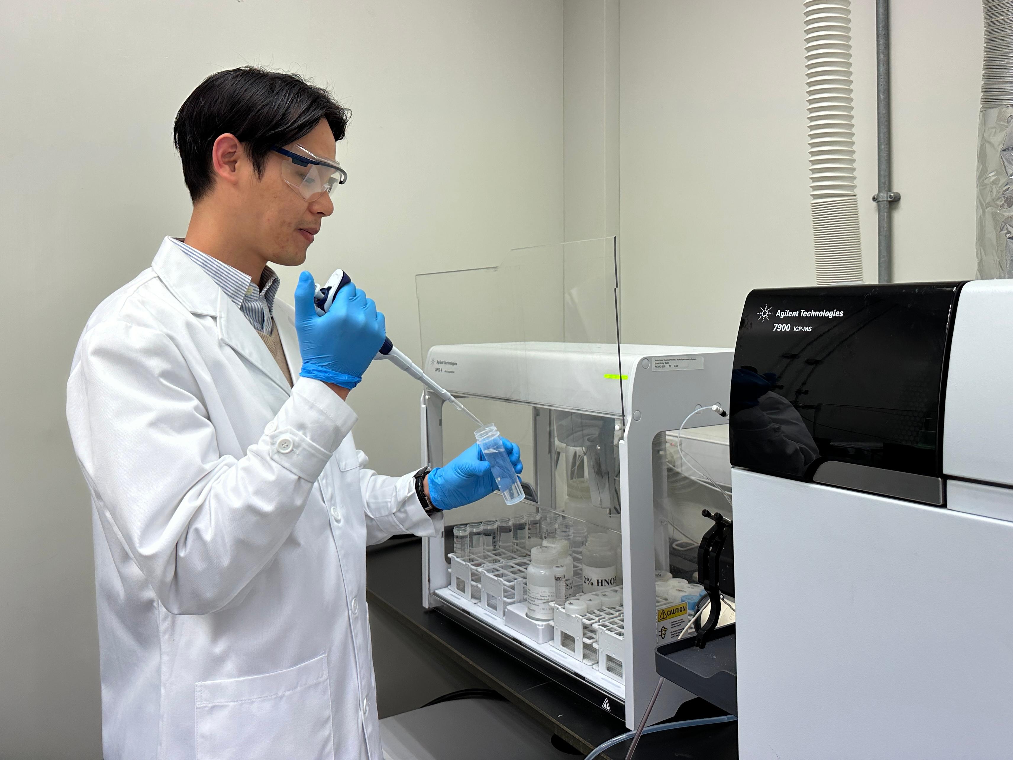 The Water Supplies Department (WSD) announced today (January 11) that drinking water samples were collected from water taps of 661 randomly selected premises under the Enhanced Water Quality Monitoring Programme in 2023. Results indicated that all drinking water samples complied with the Hong Kong Drinking Water Standards. Photo shows a WSD chemist testing the metal contents in drinking water samples using an Inductively Coupled Plasma Mass Spectrometer.
