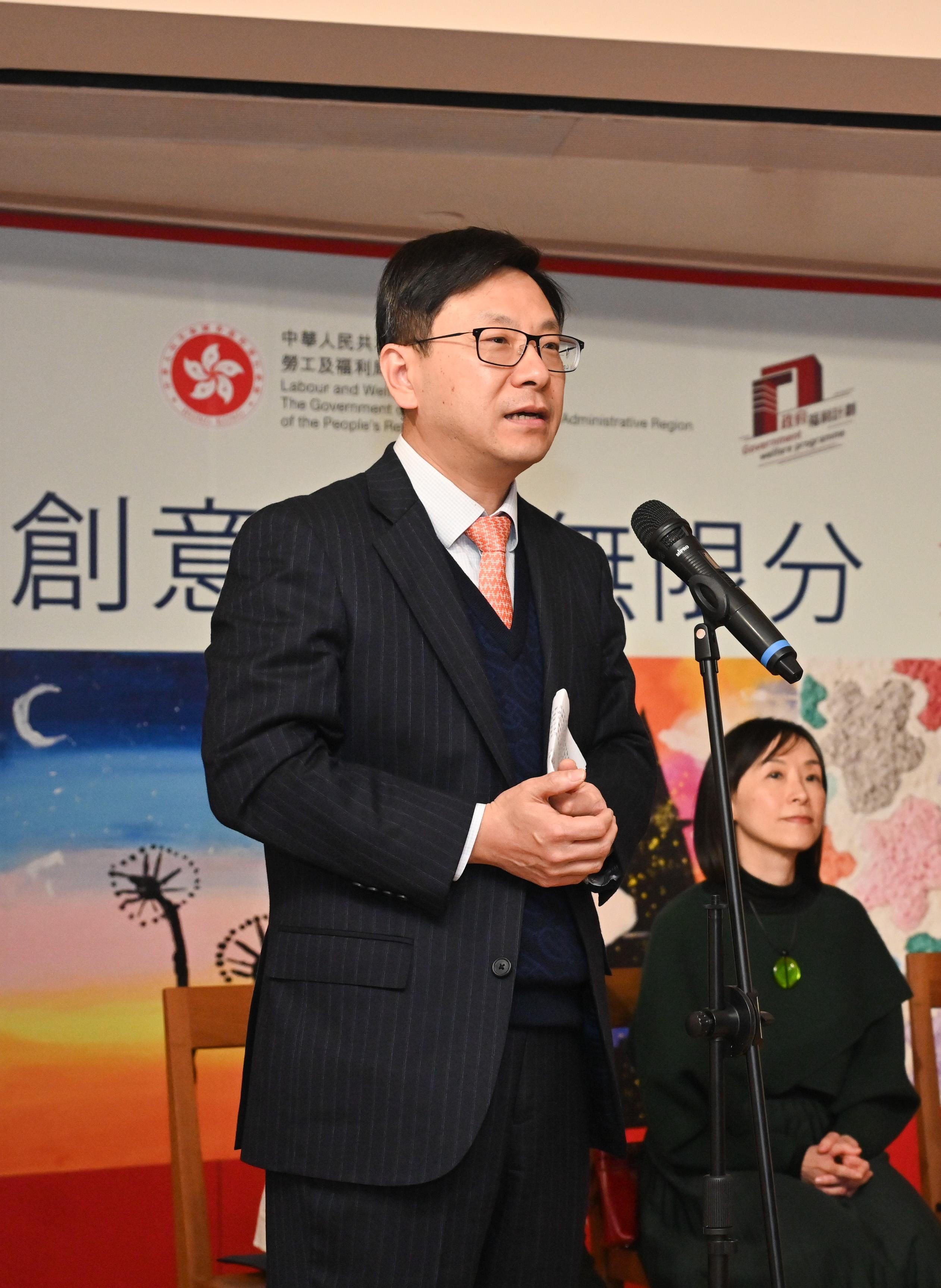 The Opening Ceremony of the "Infinite Creativity in Art" Exhibition, jointly organised by the Labour and Welfare Bureau, the Social Welfare Department, the Arts Development Fund for Persons with Disabilities and Sun Museum, was held today (January 11). Photo shows the Secretary for Labour and Welfare, Mr Chris Sun, addressing the opening ceremony.