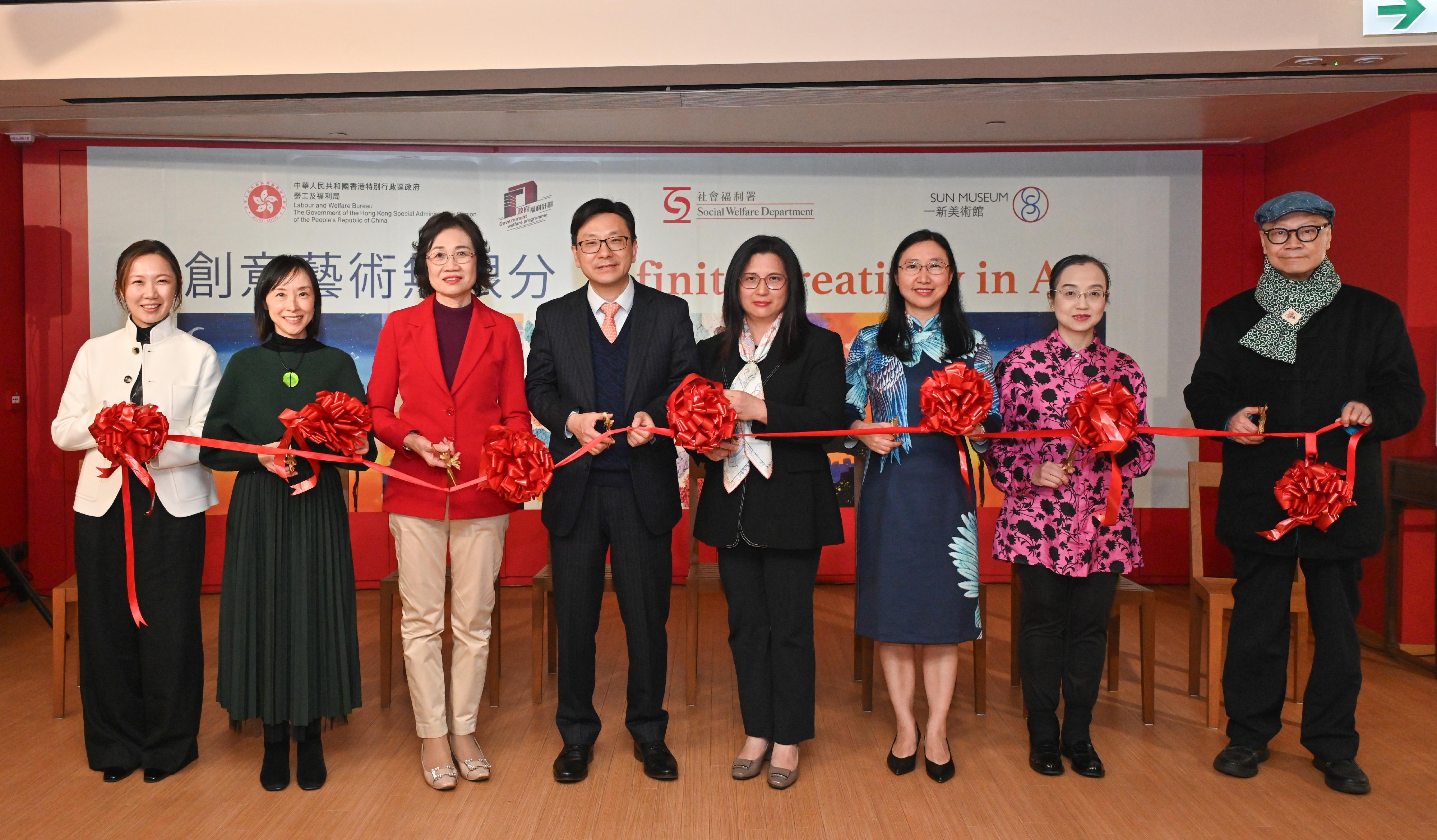 The Opening Ceremony of the "Infinite Creativity in Art" Exhibition, jointly organised by the Labour and Welfare Bureau (LWB), the Social Welfare Department, the Arts Development Fund for Persons with Disabilities and Sun Museum, was held today (January 11). Photo shows the Secretary for Labour and Welfare, Mr Chris Sun (fourth left); the Chairman of the Board of Directors of Yan Chai Hospital and Founding Director of Simon Suen Foundation, Mrs Mary Suen (third left); the Chair of Simon Suen Foundation, Dr Chloe Suen (first left); the Permanent Secretary for Labour and Welfare, Ms Alice Lau (third right); the Director of Social Welfare, Miss Charmaine Lee (second left); the Commissioner for Rehabilitation of the LWB, Miss Vega Wong (second right); and the Director of Sun Museum, Mr Yeung Chun-tong (first right), officiating at the ceremony.