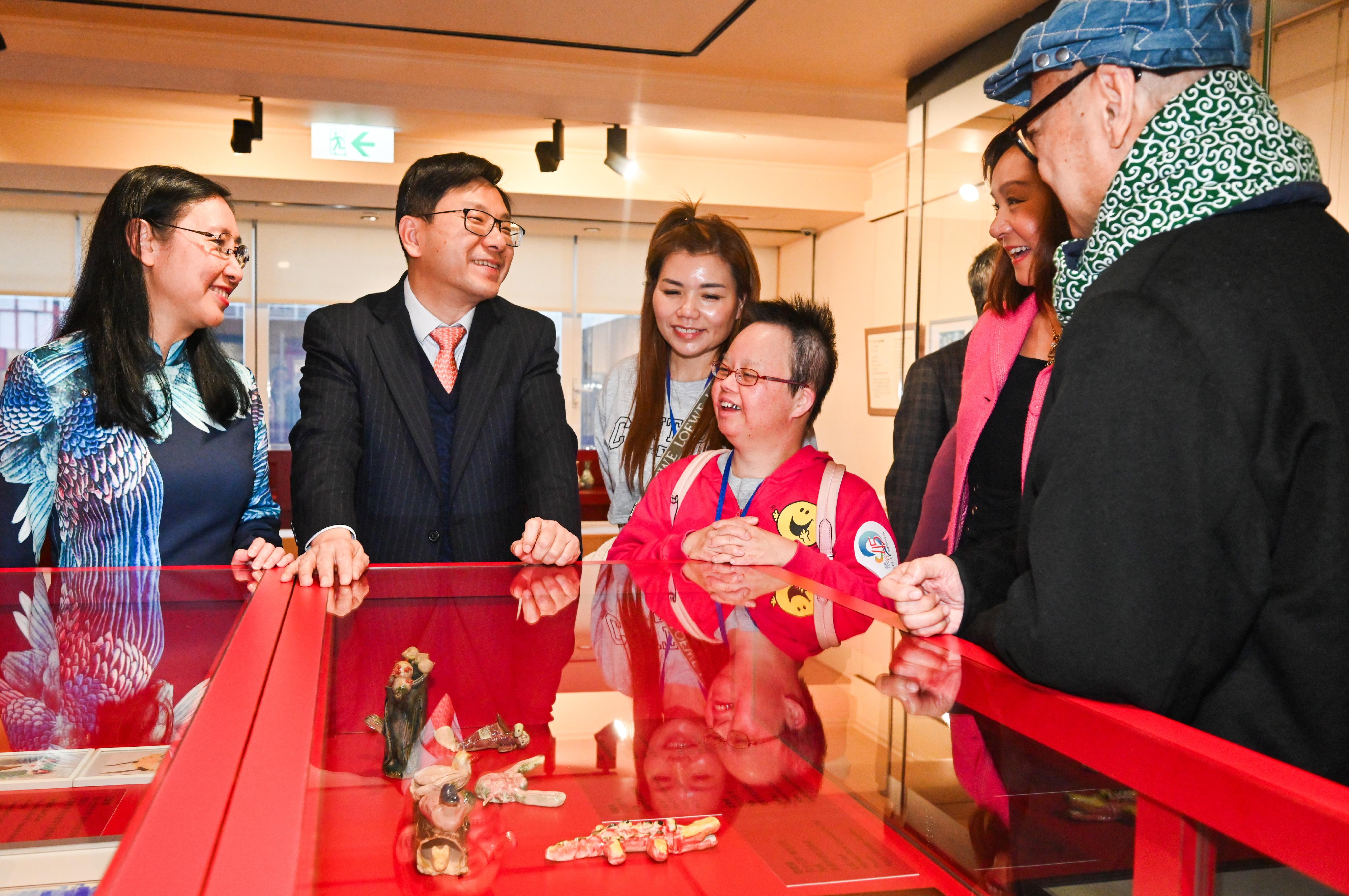 The Opening Ceremony of the "Infinite Creativity in Art" Exhibition, jointly organised by the Labour and Welfare Bureau, the Social Welfare Department, the Arts Development Fund for Persons with Disabilities  and Sun Museum, was held today (January 11). Photo shows the Secretary for Labour and Welfare, Mr Chris Sun (second left), and the Permanent Secretary for Labour and Welfare, Ms Alice Lau (first left), touring the exhibition.
