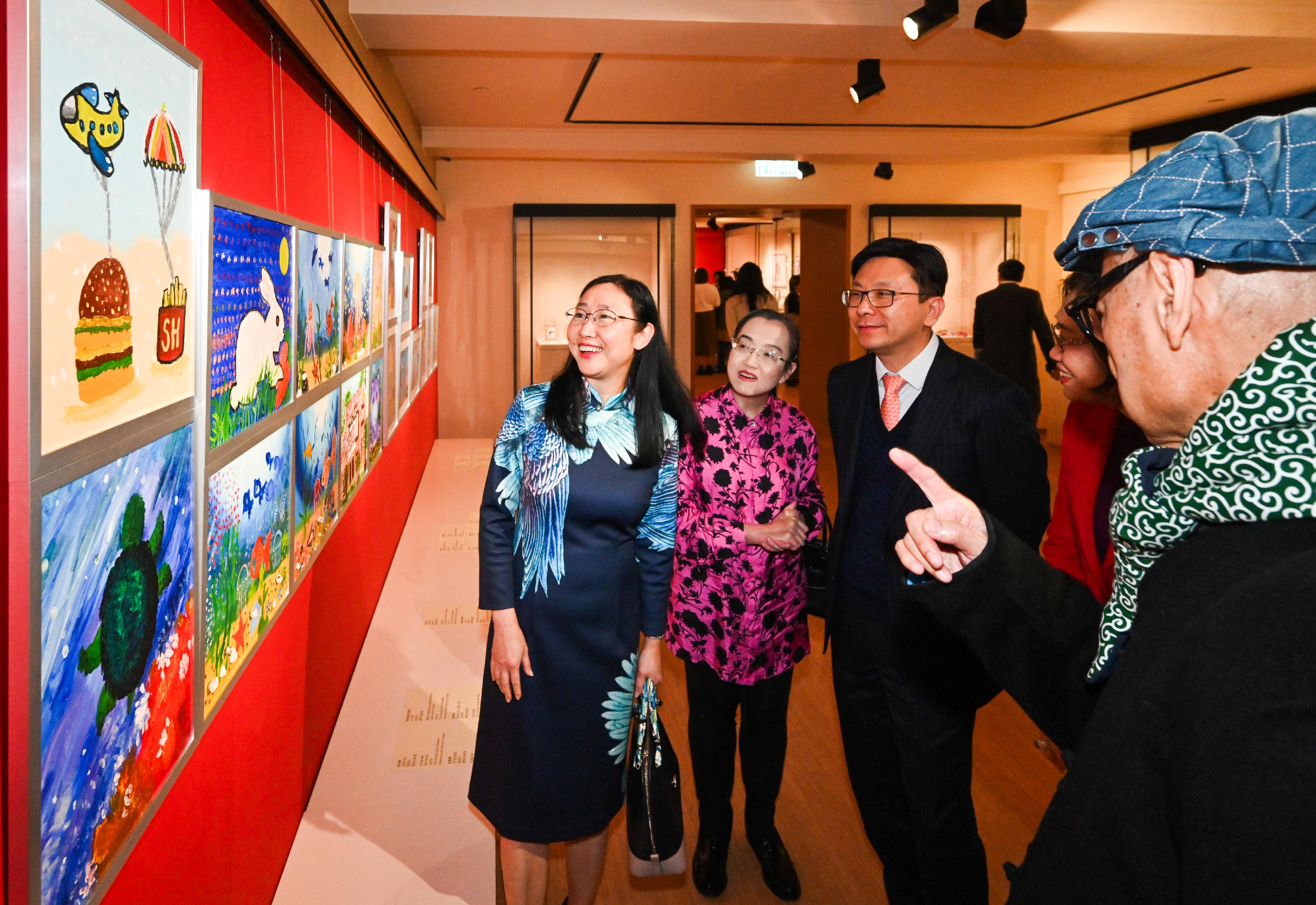 The Opening Ceremony of the "Infinite Creativity in Art" Exhibition, jointly organised by the Labour and Welfare Bureau (LWB), the Social Welfare Department, the Arts Development Fund for Persons with Disabilities  and Sun Museum, was held today (January 11). Photo shows the Secretary for Labour and Welfare, Mr Chris Sun (third left); the Permanent Secretary for Labour and Welfare, Ms Alice Lau (first left); and the Commissioner for Rehabilitation of the LWB, Miss Vega Wong (second left), touring the exhibition.