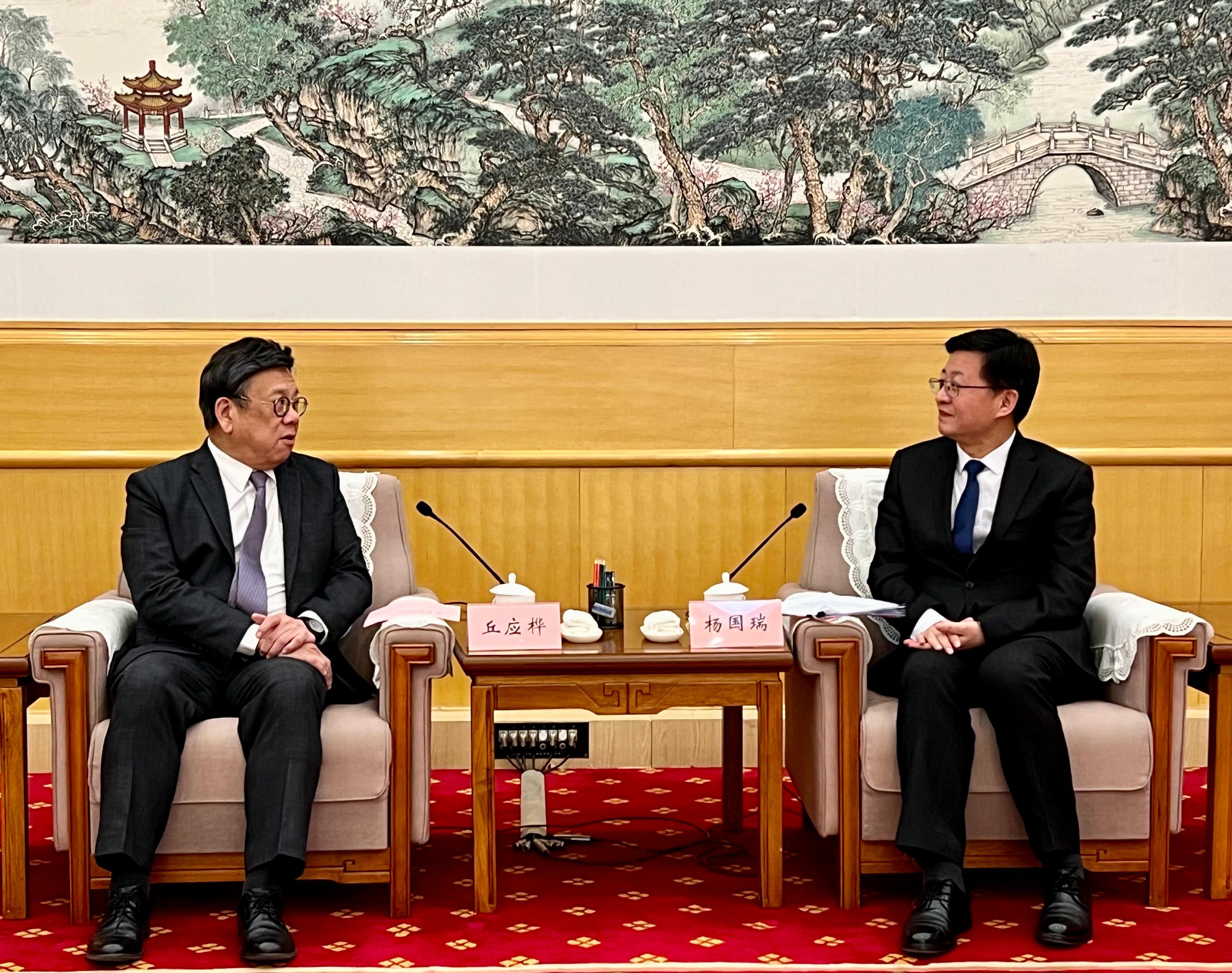 The Secretary for Commerce and Economic Development, Mr Algernon Yau, continued his visit to Beijing today (January 11). Photo shows Mr Yau (left) calling on Vice Minister of the National Radio and Television Administration Mr Yang Guorui (right) to update him on the latest developments of Hong Kong's broadcasting industry.