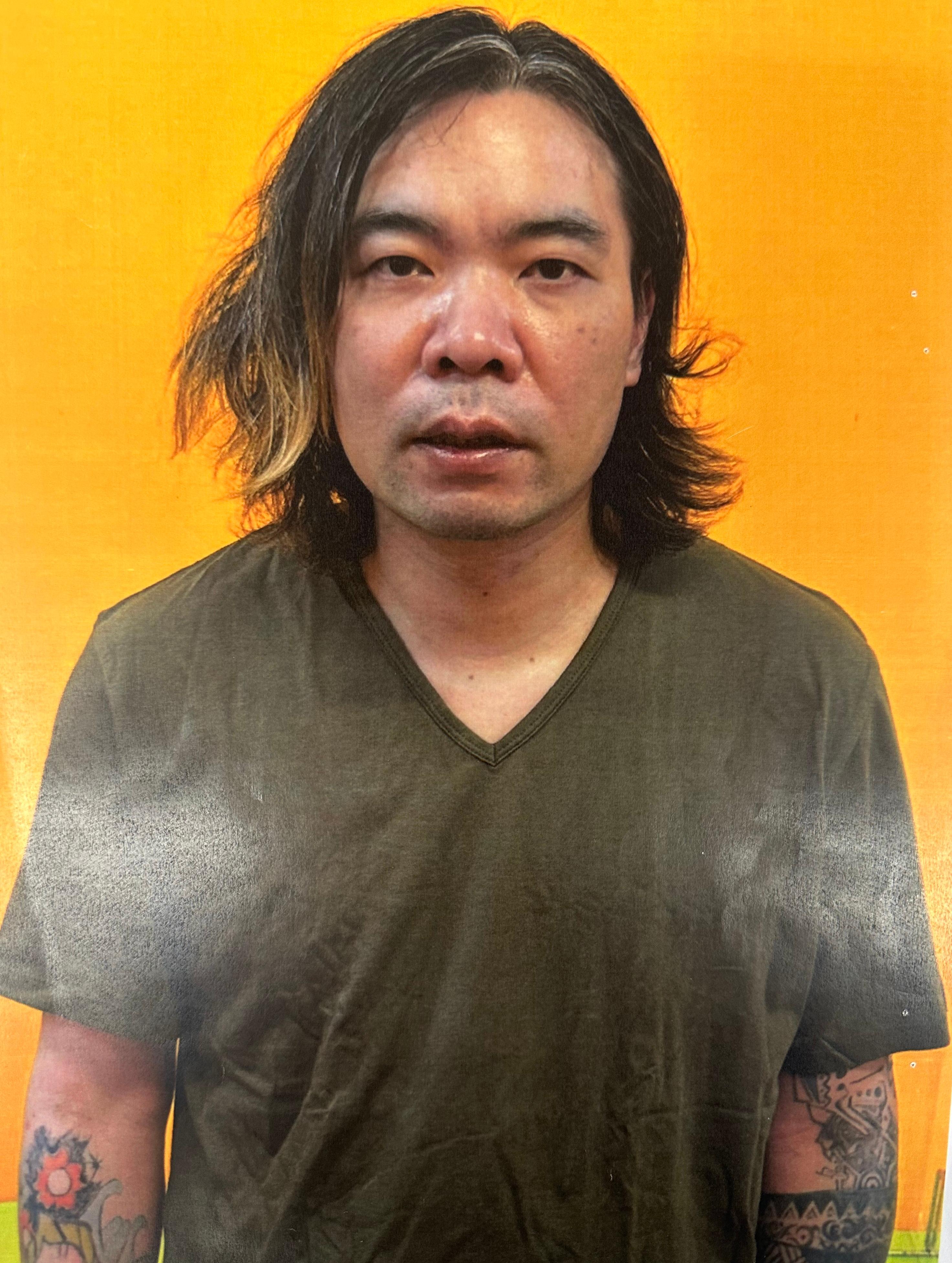 Ng Wai-hon, aged 43, is about 1.65 metres tall, 60 kilograms in weight and of medium build. He has a square face with yellow complexion and black and blonde curly hair in shoulder length. He was last seen wearing a green jacket, a black short-sleeved T-shirt, black trousers and black shoes.