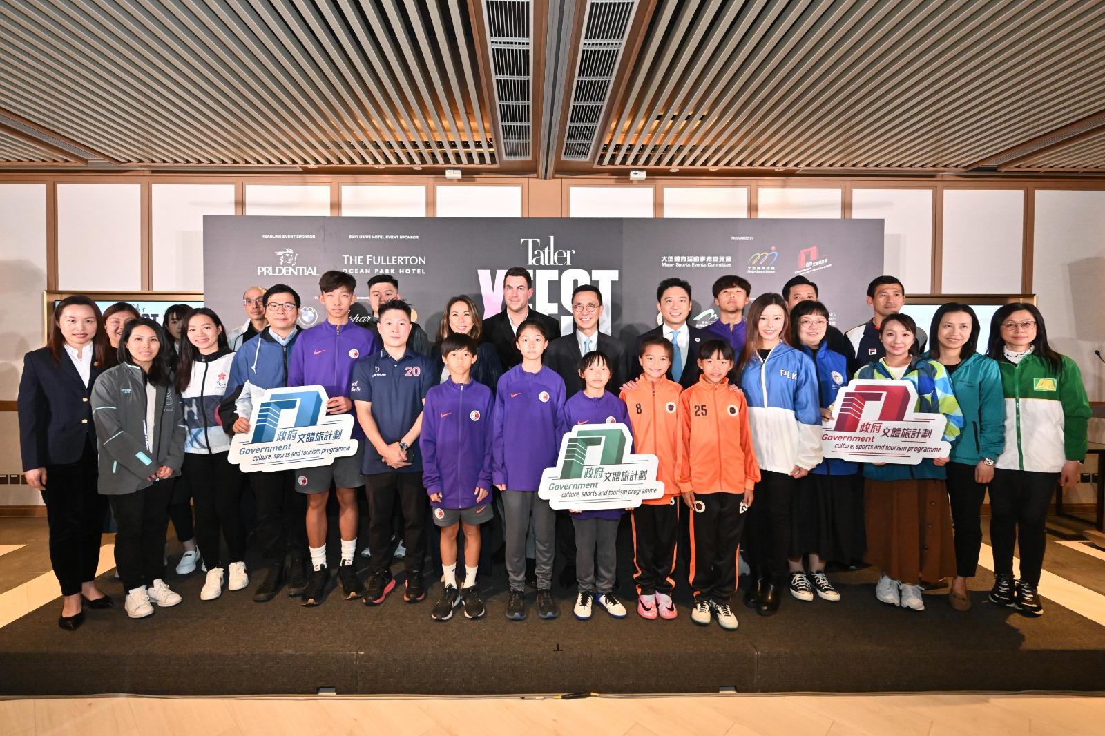文化体育及旅游局局长杨润雄（后排右五）今日（一月十一日）在Tatler XFEST Hong Kong记者会与学生、运动员、其他嘉宾，以及受惠机构代表合照。