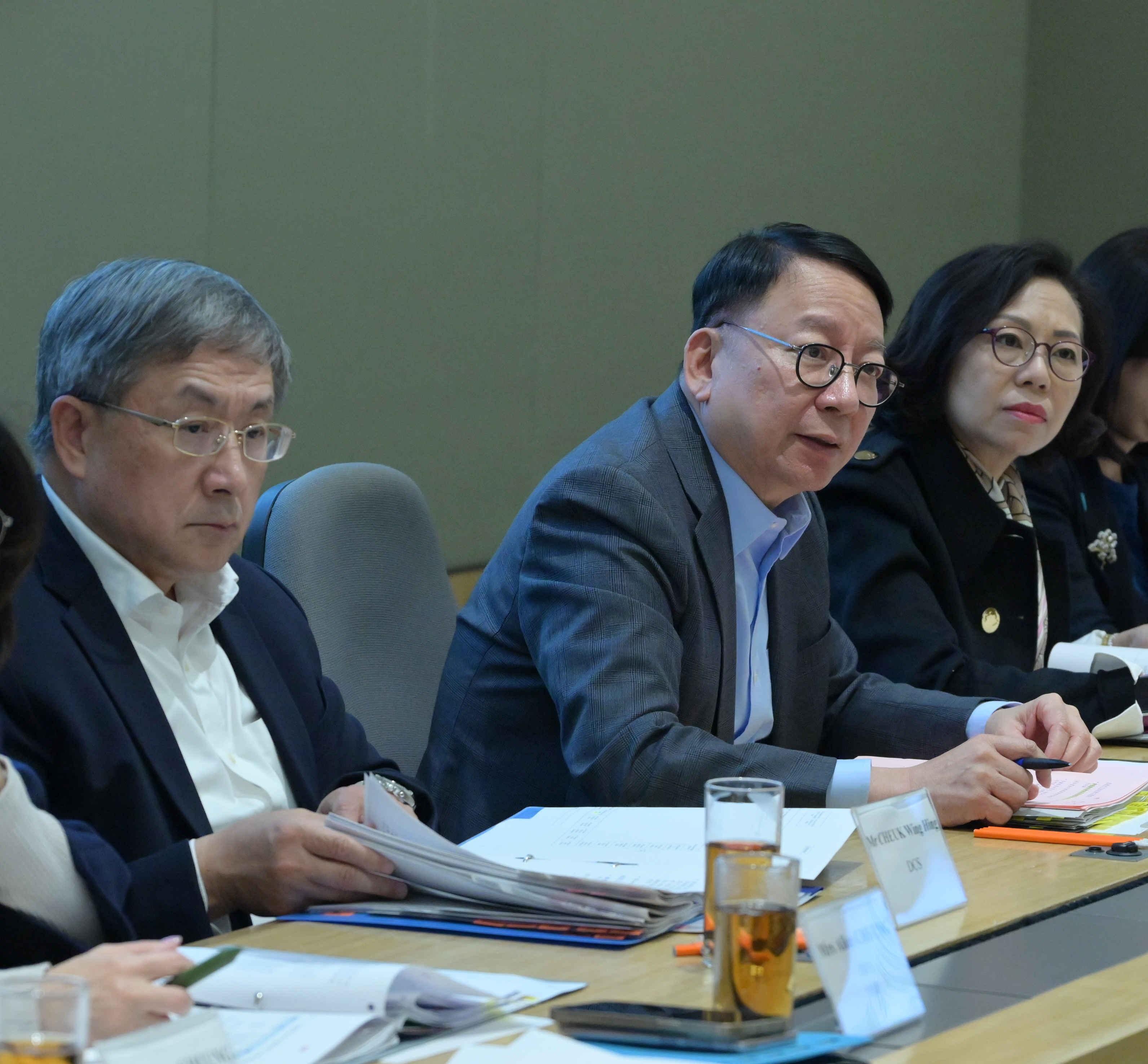 The Chief Secretary for Administration, Mr Chan Kwok-ki, chaired the second meeting of the Steering Committee on District Governance today (January 11). The Steering Committee listened to the work reports on the first meetings of the seventh-term District Councils at the 18 districts, and formulated strategies to address district issues of people's concern. Photo shows Mr Chan (centre) speaking at the meeting. Sitting next to him are the Deputy Chief Secretary for Administration, Mr Cheuk Wing-hing (left), and the Secretary for Home and Youth Affairs, Miss Alice Mak (right).