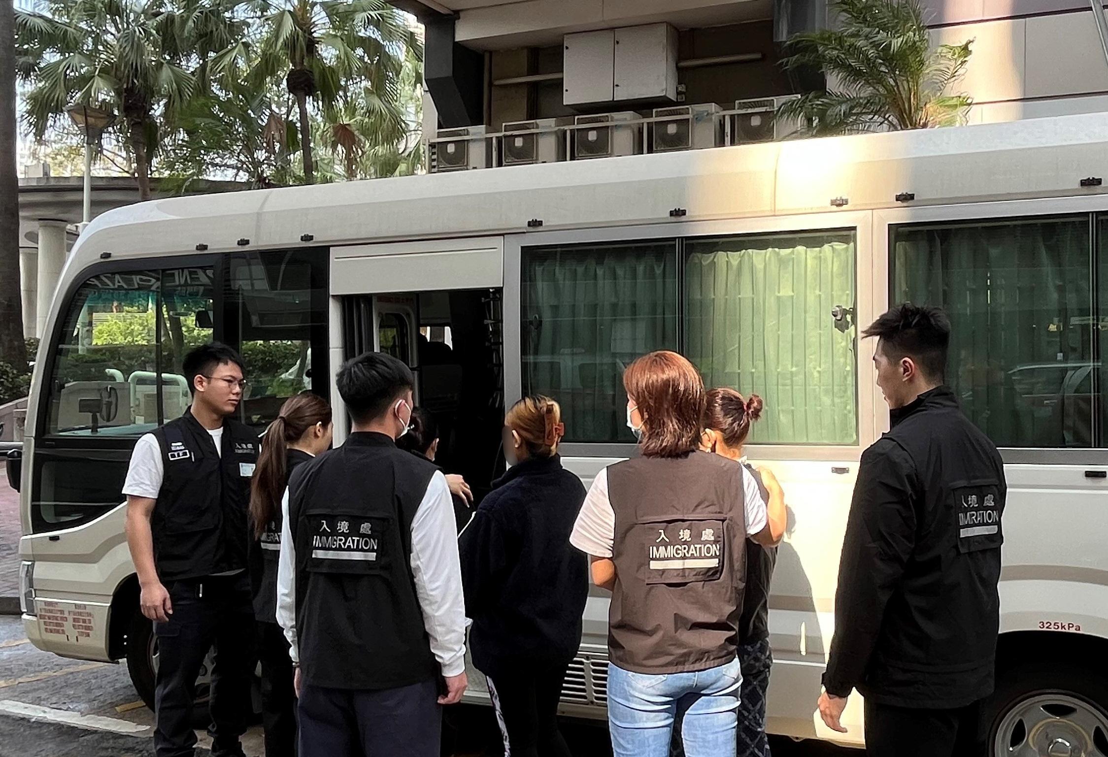 The Immigration Department mounted a series of territory-wide anti-illegal worker operations codenamed "Greenlane", "Lightshadow", "Twilight", a joint operation with the Hong Kong Police Force and Labour Department codenamed "Powerplayer" and joint operations with the Hong Kong Police Force codenamed "Windsand" for four consecutive days from January 8 to yesterday (January 11). Photo shows suspected illegal workers arrested during an operation.