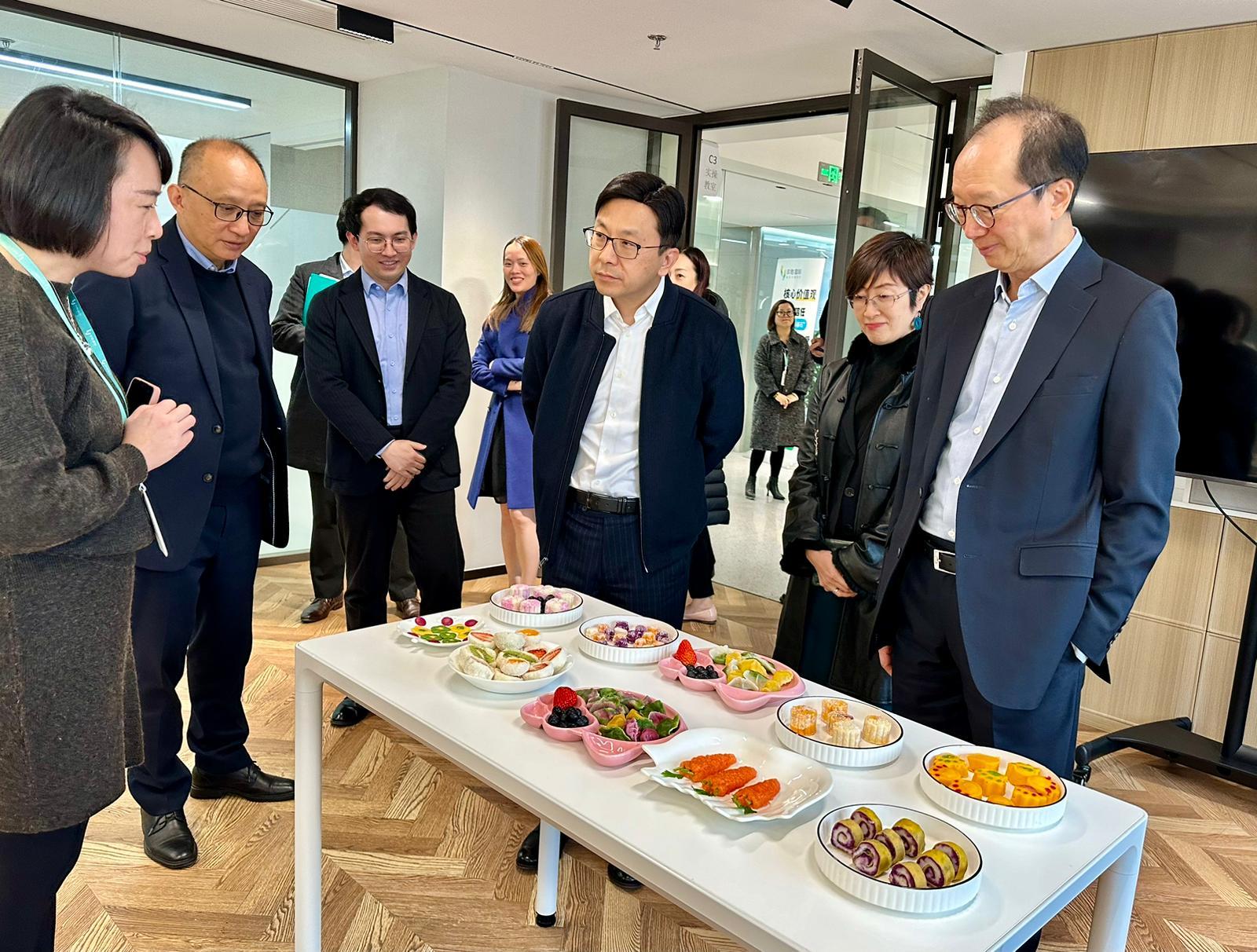 The Secretary for Labour and Welfare, Mr Chris Sun, today (January 14) concluded his visit to Shanghai. Photo shows Mr Sun (front row, third right) learning about foods prepared by babycare trainees in his visit to a training school yesterday afternoon (January 13).