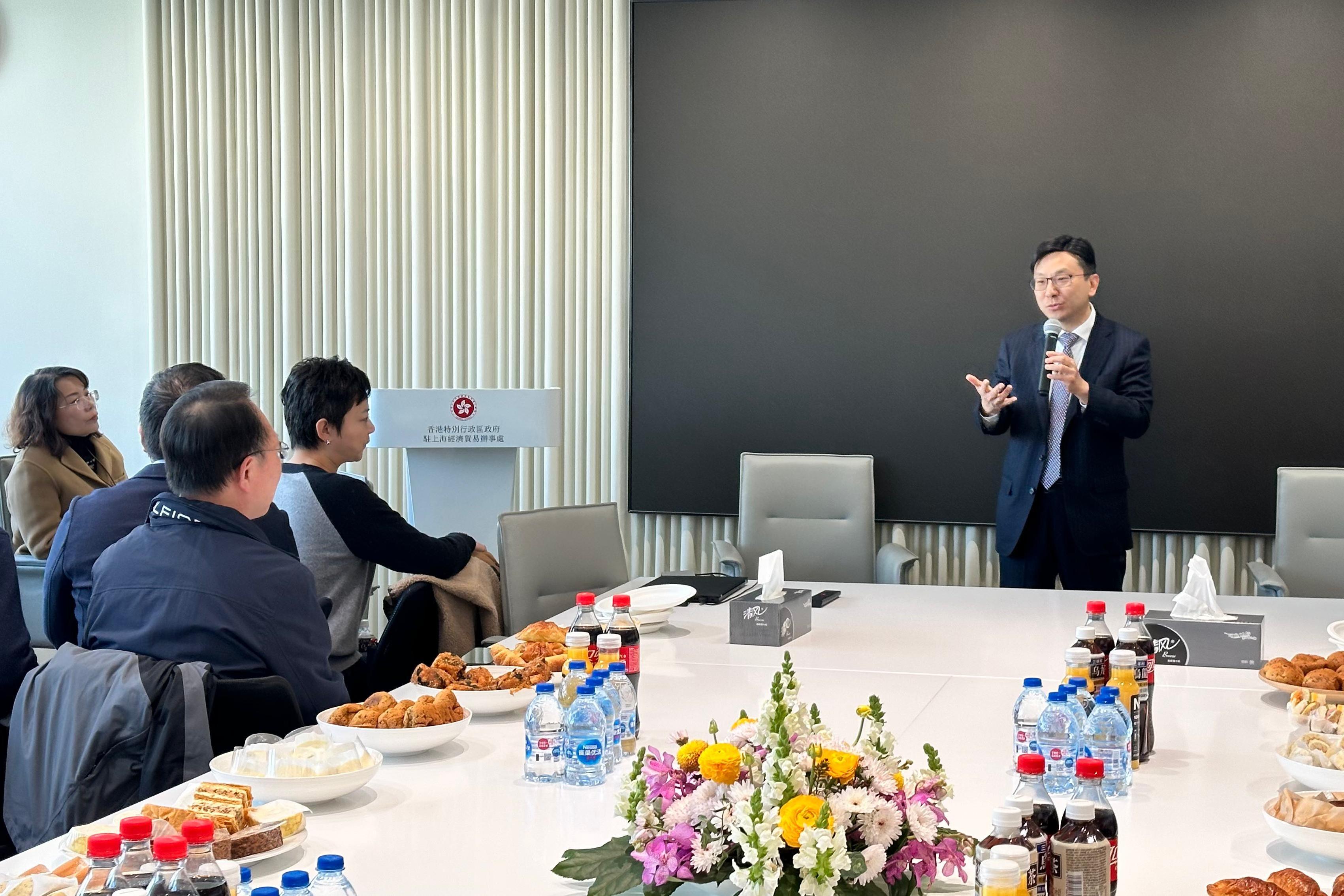 The Secretary for Labour and Welfare, Mr Chris Sun, today (January 14) concluded his visit to Shanghai. Photo shows Mr Sun (first right) introducing Hong Kong's various talent admission schemes to local talent in an exchange session at the Hong Kong Economic and Trade Office in Shanghai of the Government of the Hong Kong Special Administrative Region this morning.