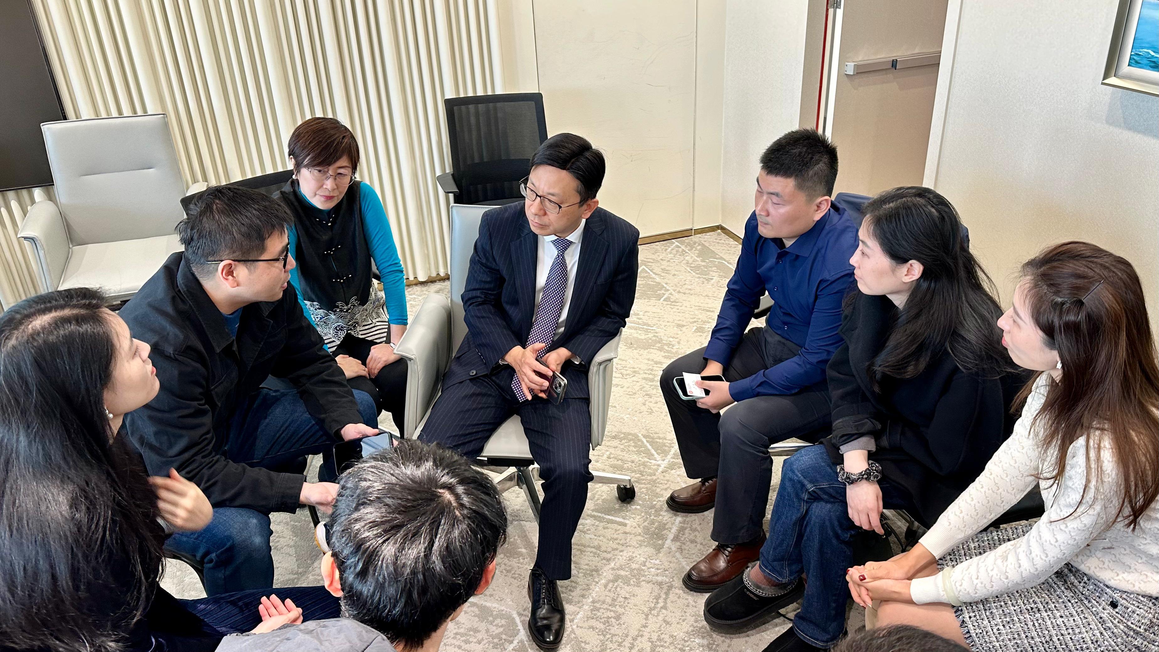 The Secretary for Labour and Welfare, Mr Chris Sun, today (January 14) concluded his visit to Shanghai. Photo shows Mr Sun (centre), accompanied by the Director of the Hong Kong Economic and Trade Office in Shanghai (SHETO), Mrs Laura Aron (third left), listening to the considerations and needs of local talent prior to coming and settling in Hong Kong in an exchange session at the SHETO this morning.